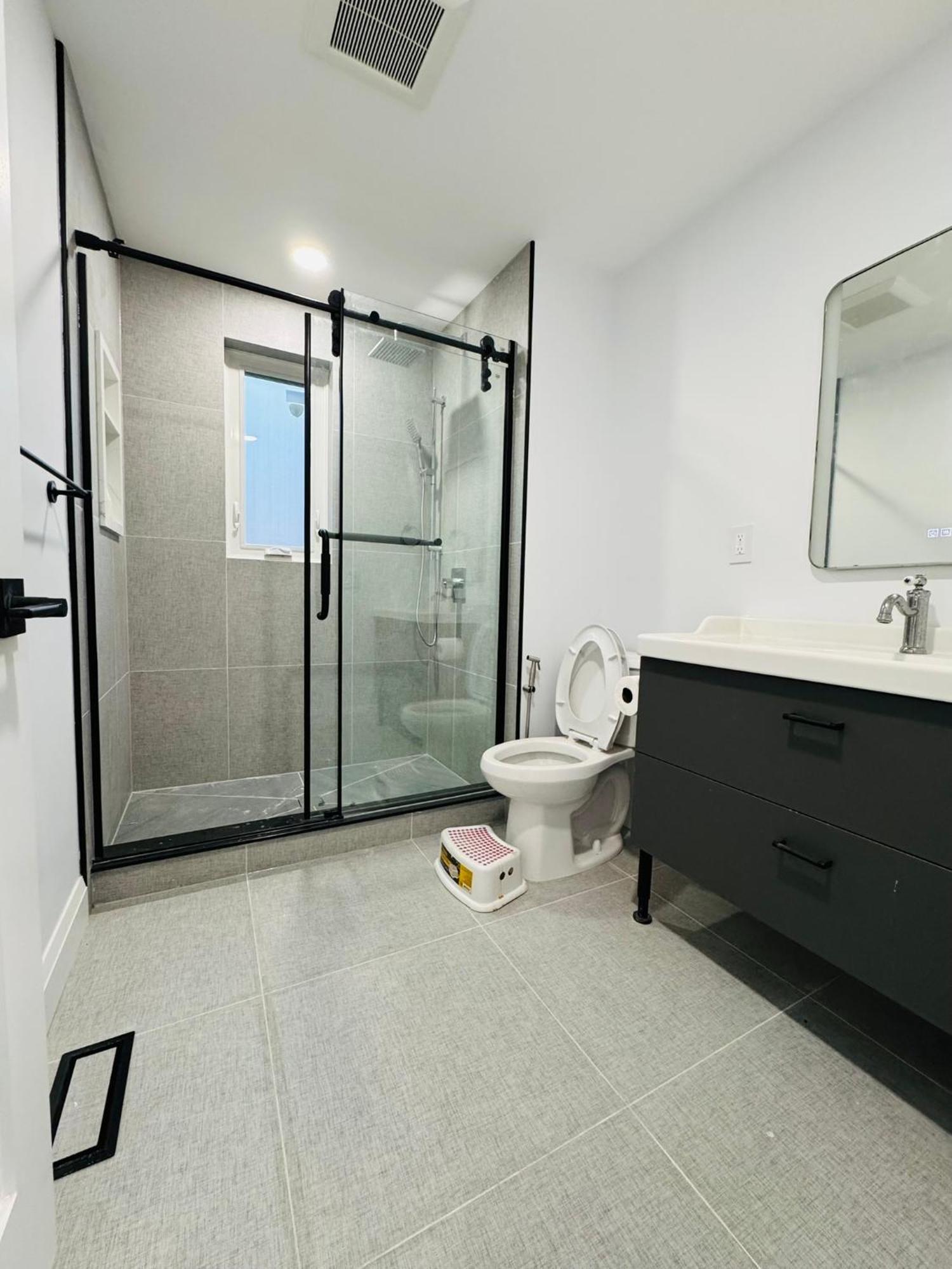 Spacious Room2, Airport, Free Pkg, Sep Entrance, New Renovation, Shared Bathroom Toronto