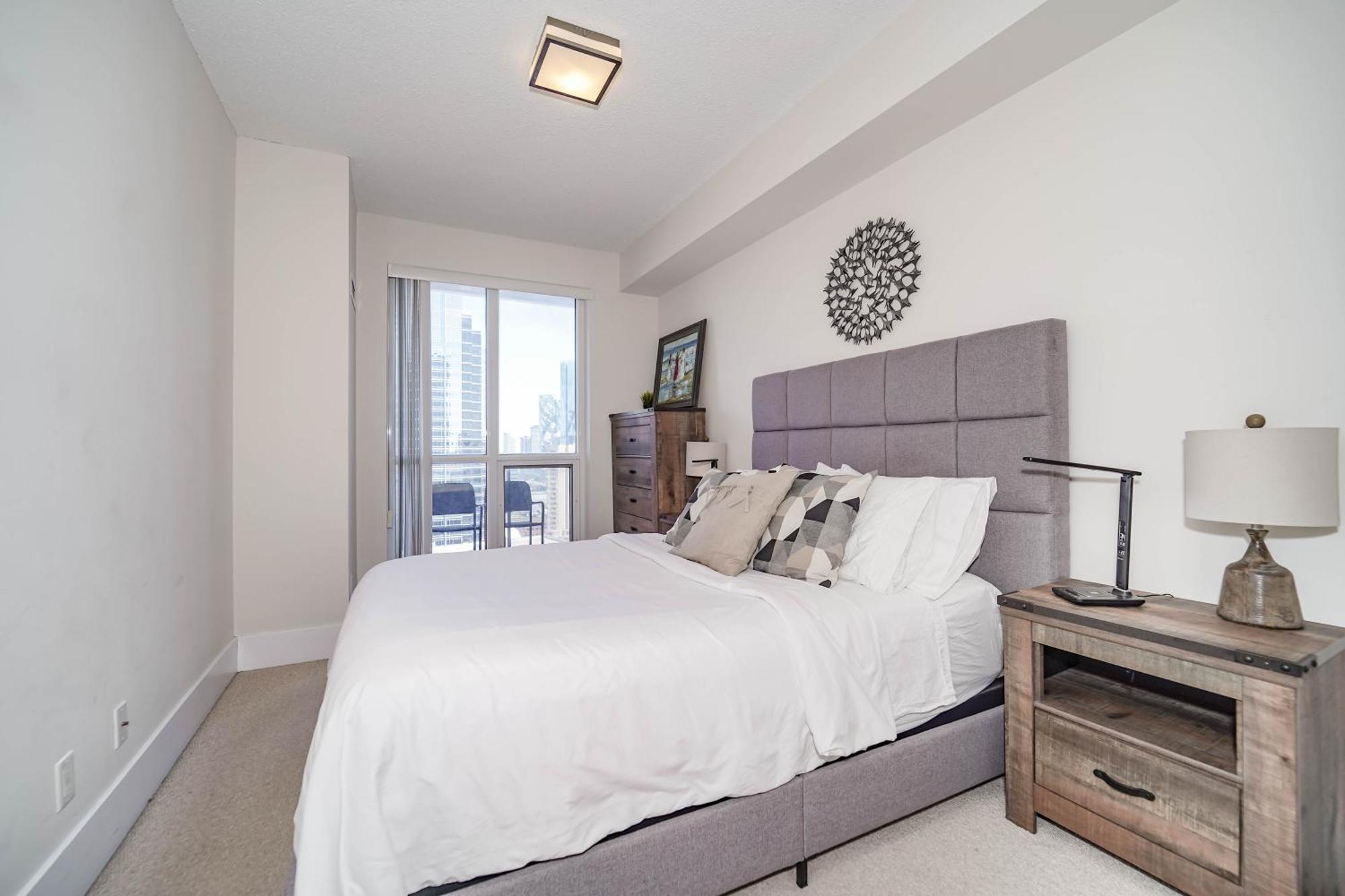 Chol Furnished Heart Of Downtown Toronto, 2 Beds, Free Parking, Cn Tower View Toronto