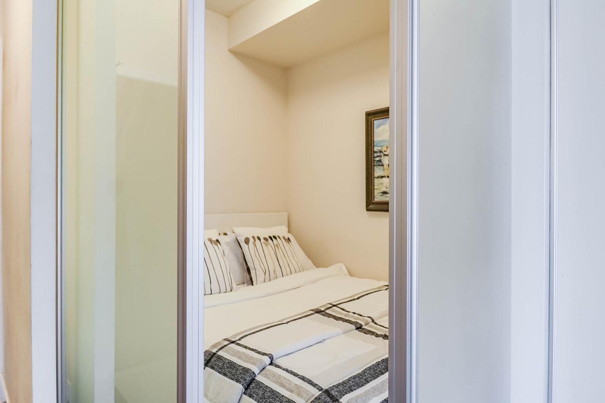 Chol Furnished Heart Of Downtown Toronto, 2 Beds, Free Parking, Cn Tower View
