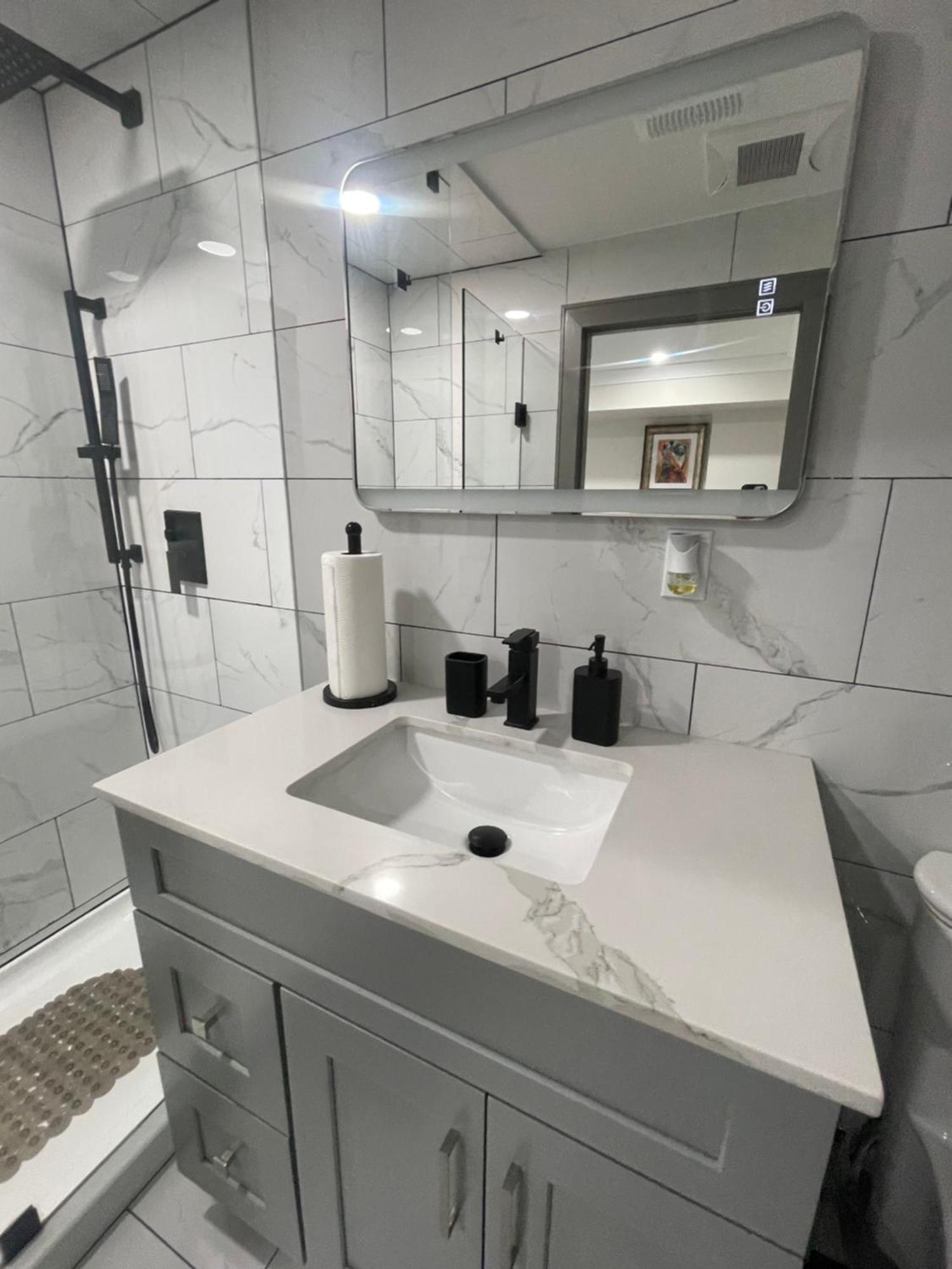 Cozy Basement With Free Parking In Privatunterkunft *