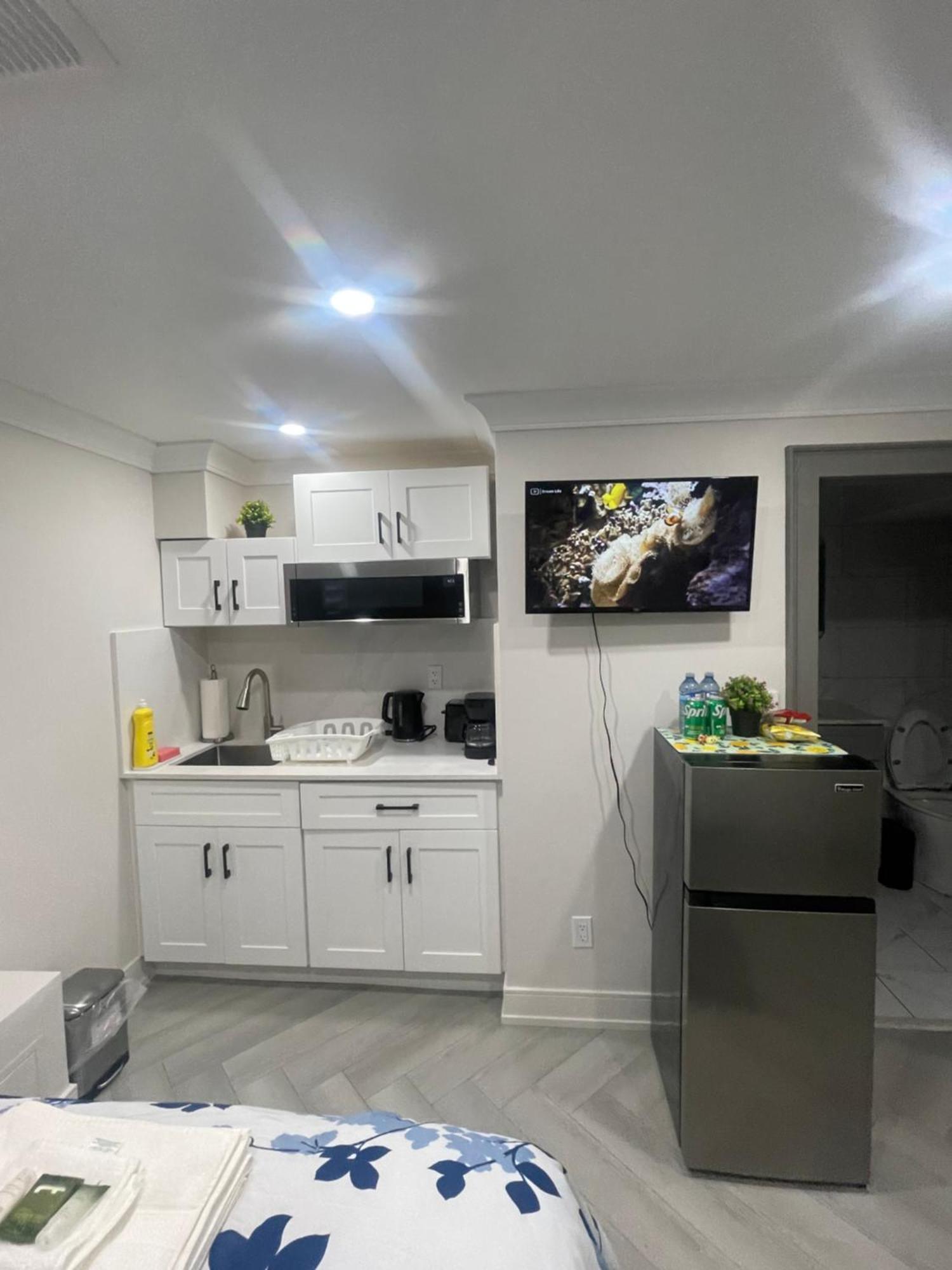 Cozy Basement With Free Parking In Privatunterkunft Toronto