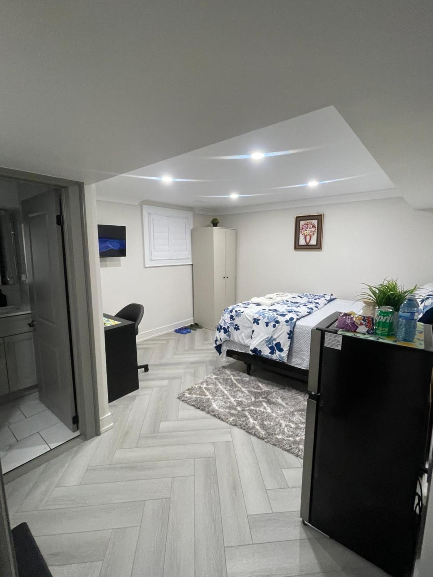 Cozy Basement With Free Parking In Privatunterkunft Toronto
