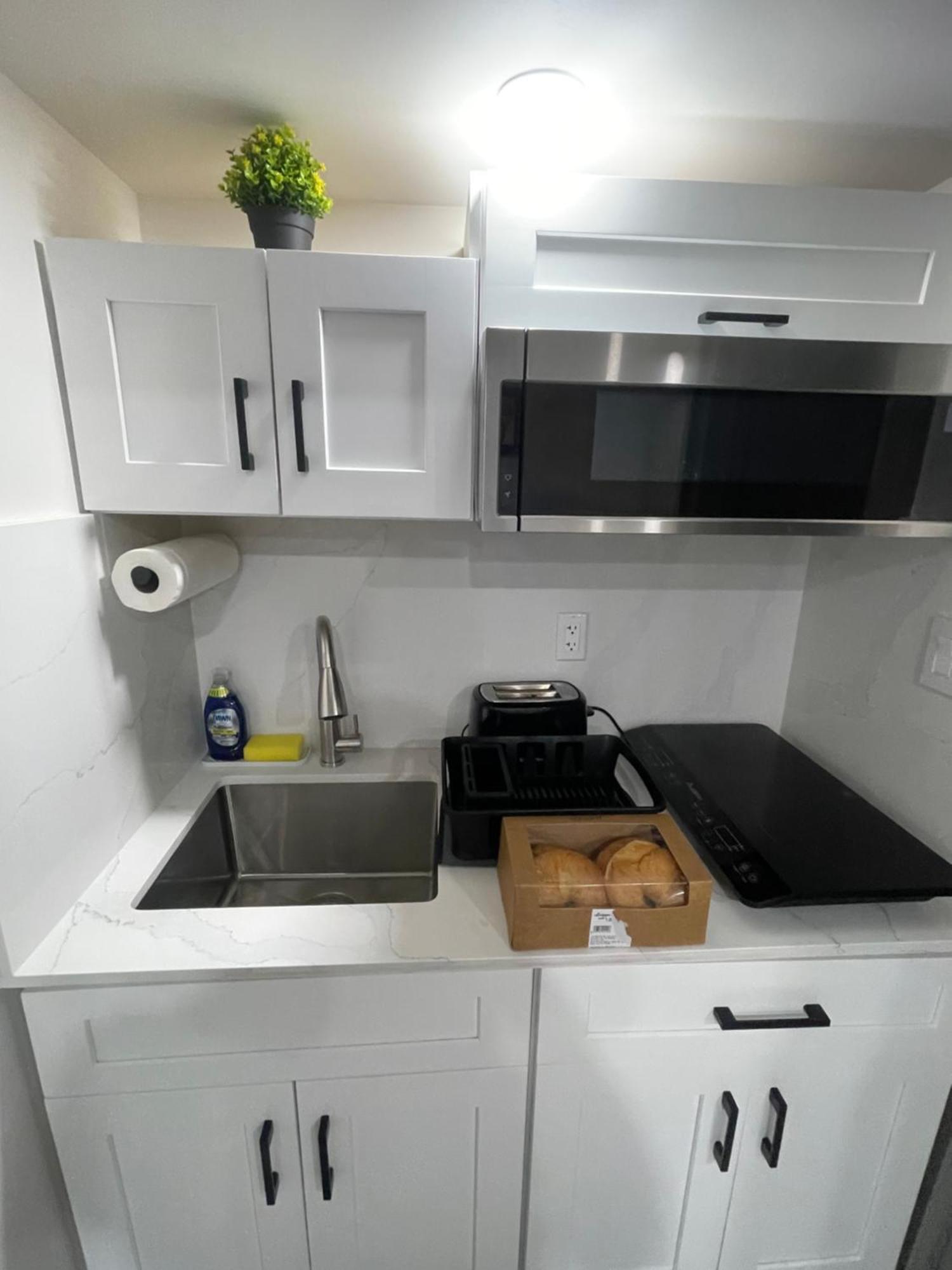 Privatunterkunft Cozy Basement With Free Parking In Toronto