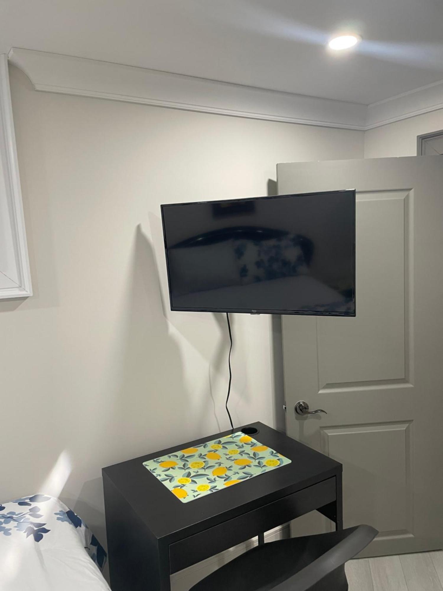 Cozy Basement With Free Parking In Privatunterkunft