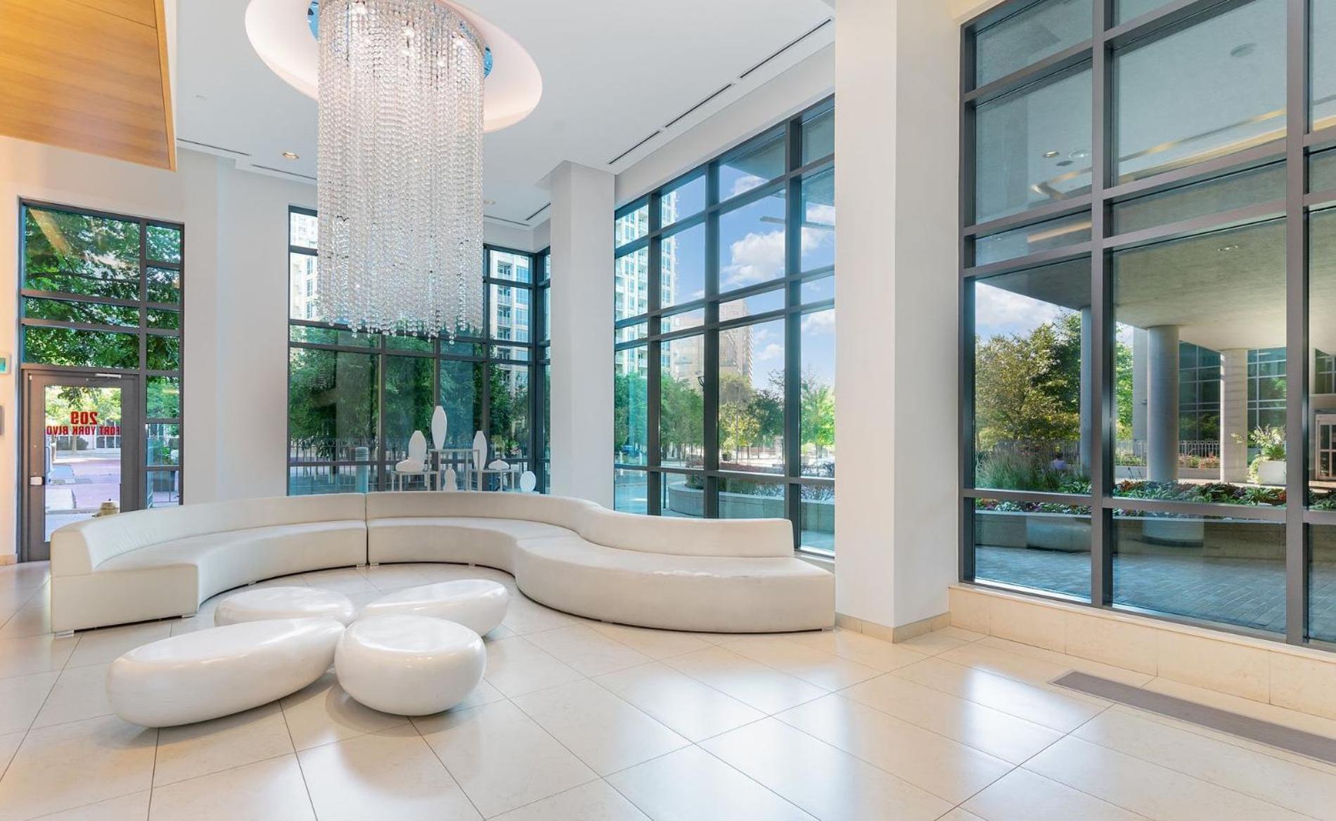 Apartment 2 Bedroom With Amazing Views, Pool And Free Parking Toronto