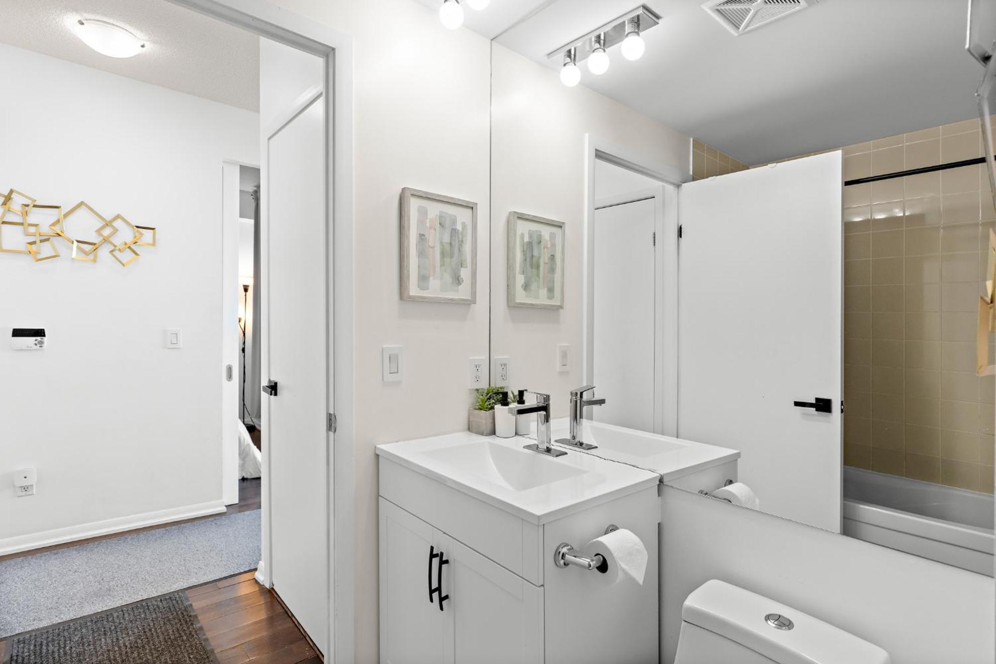 2 Bedroom With Amazing Views, Pool And Free Parking Toronto