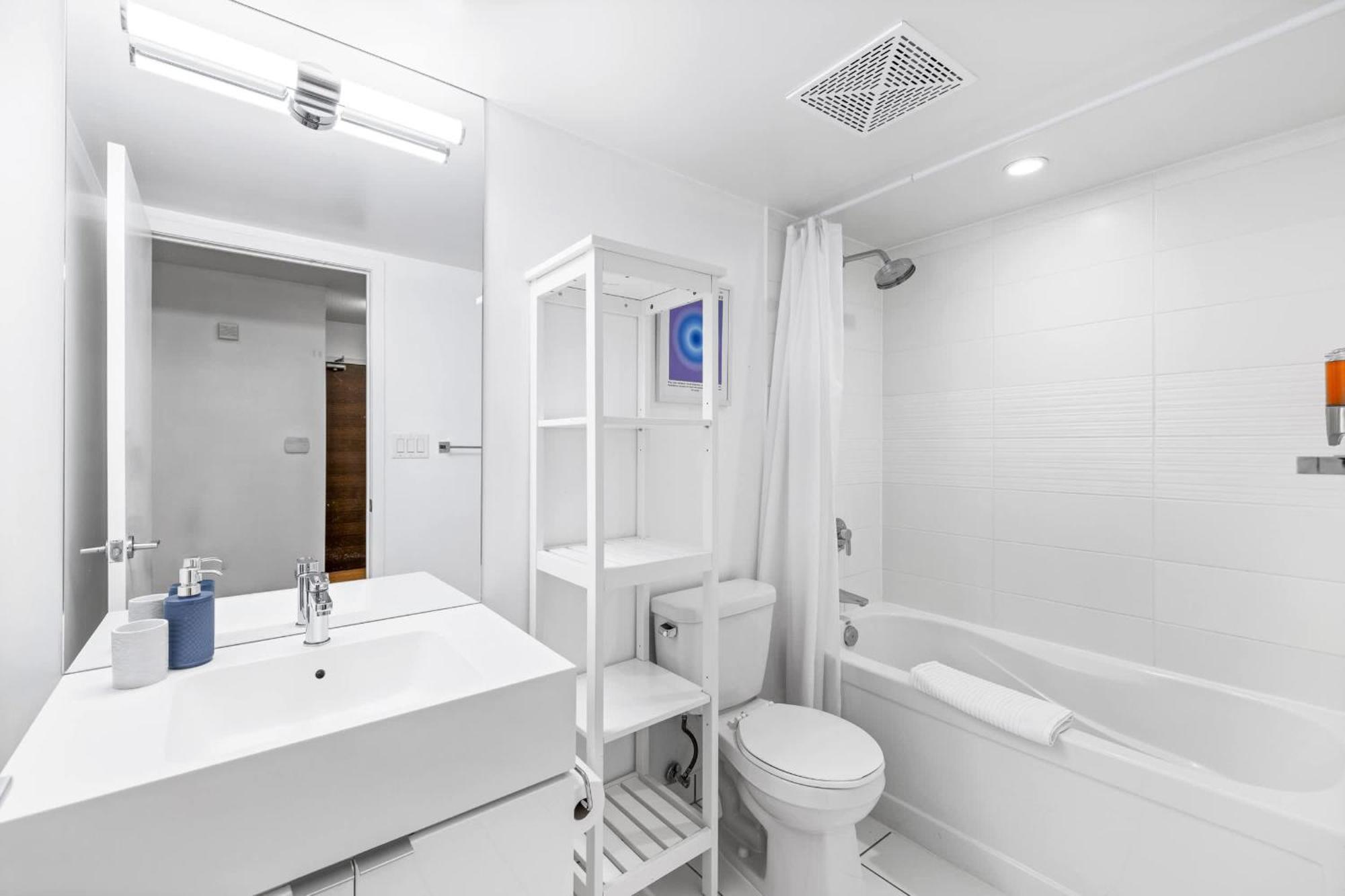 Apartment Gem Near The Rogers Centre & Attractions Toronto