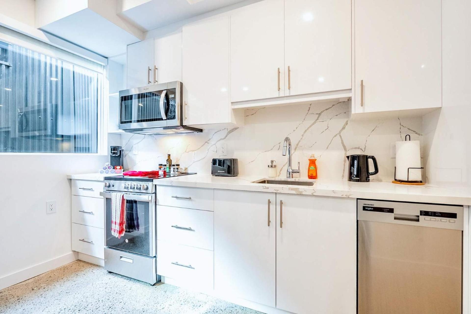 Apartment Modern 2br-king Bed Basement Close To Downtown Toronto