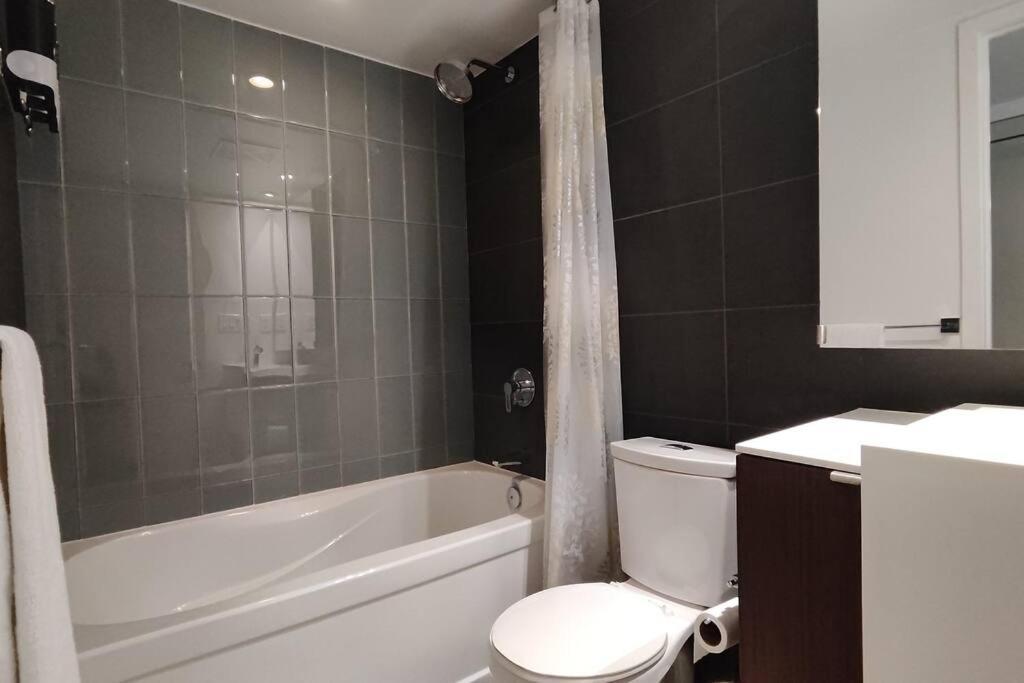 Condo-walking Distance To Cn Tower, Rogers Centre, Scotiabank Arena Toronto