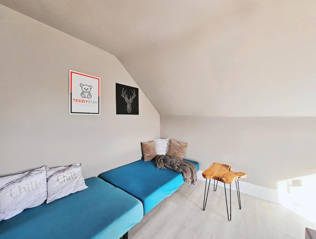 Downtown 3 Bedrooms - 1 Free Parking Apartment Toronto