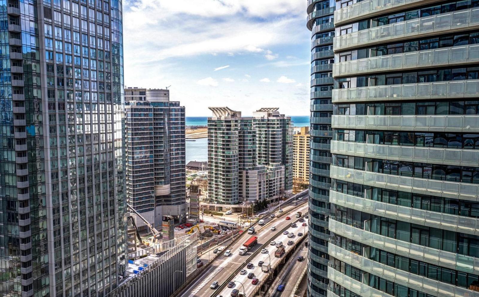 Spacious Next To Cn Tower Apartment