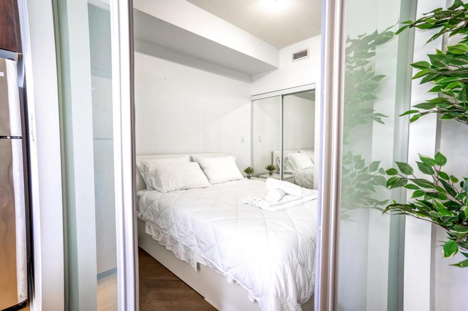 Spacious Next To Cn Tower Apartment