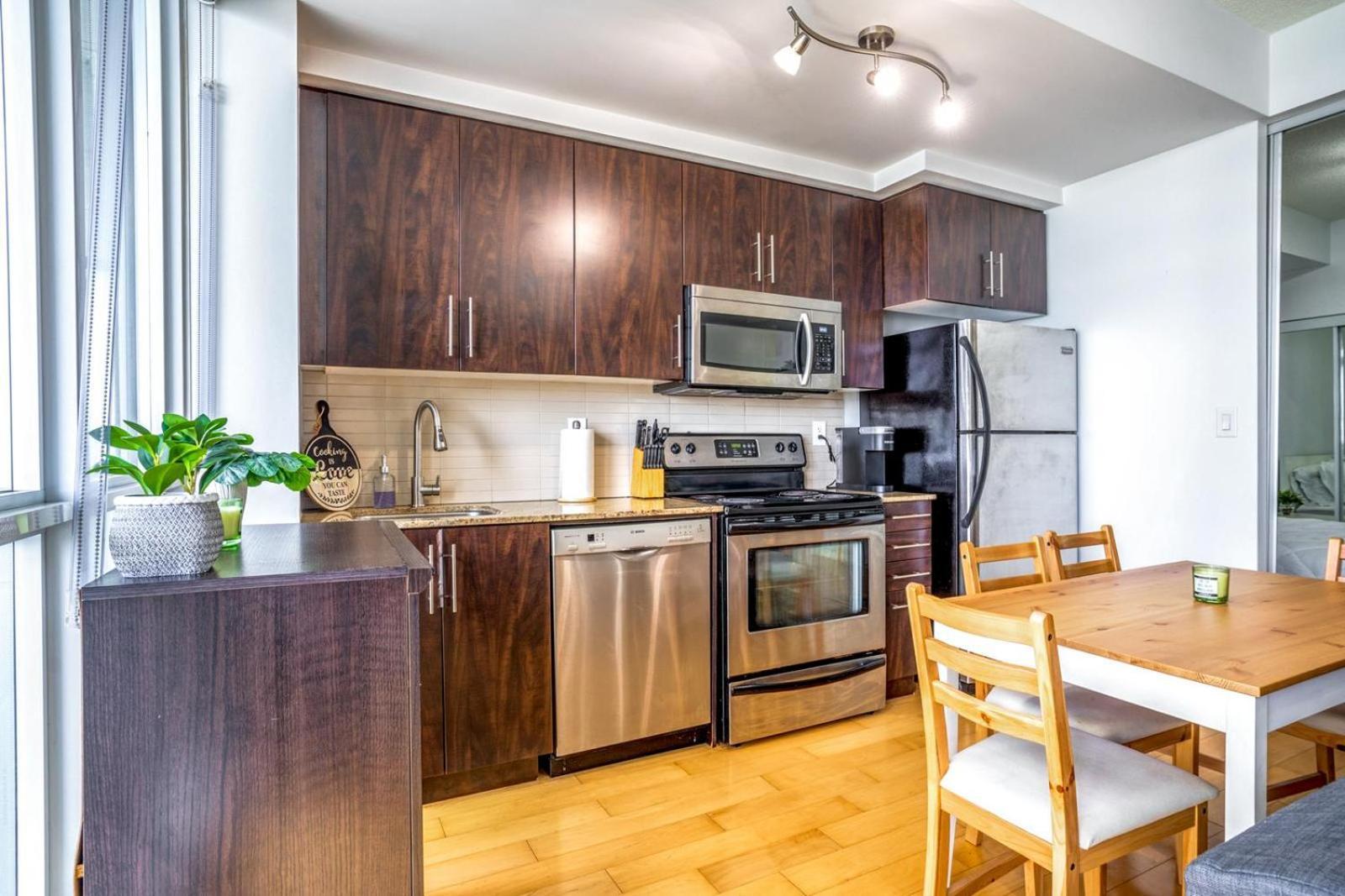 Spacious Next To Cn Tower *