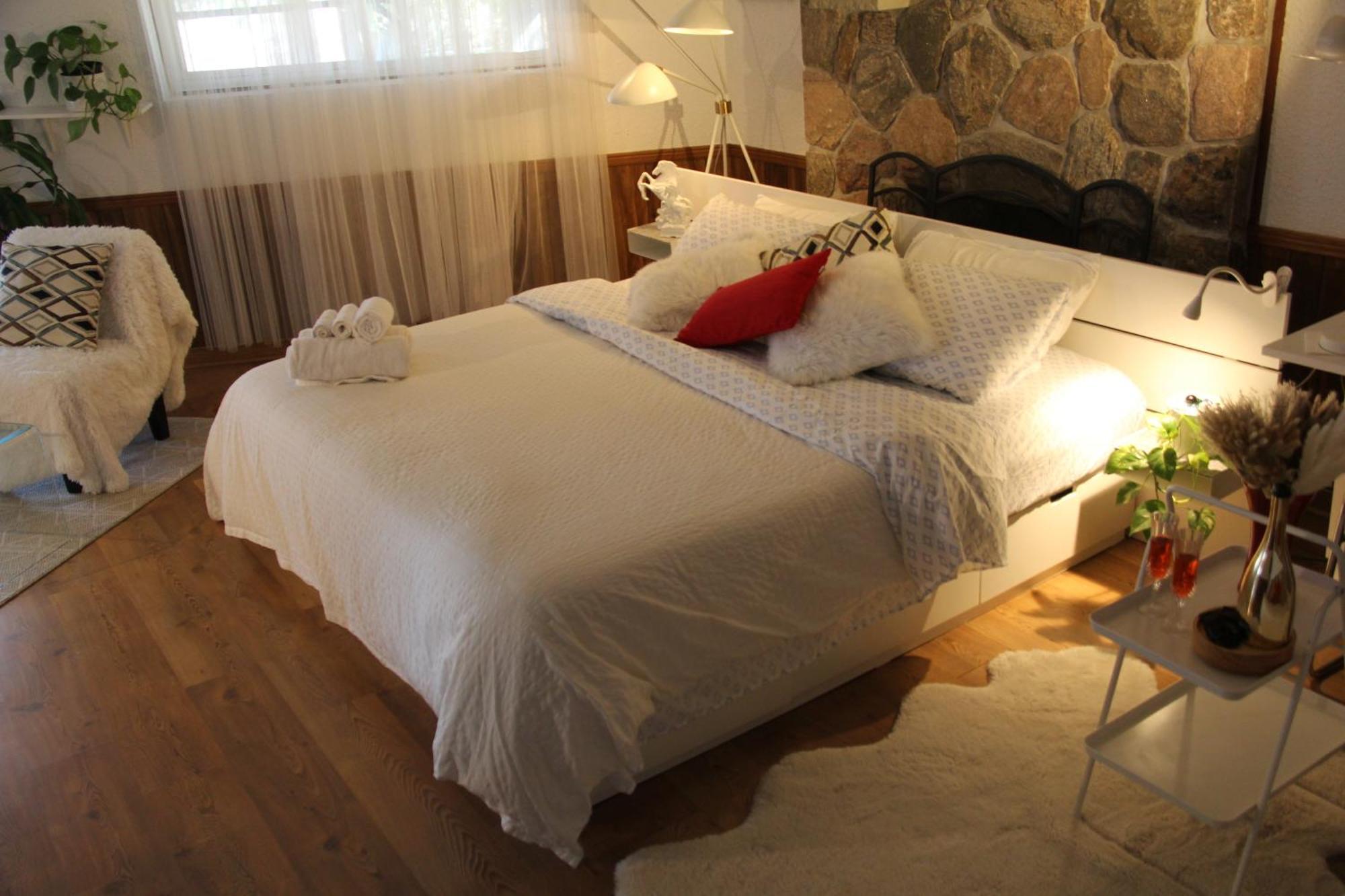 Serene Don River Nature Retreat- 2br Apartment, Private Patio, Free Breakfast & Parking *
