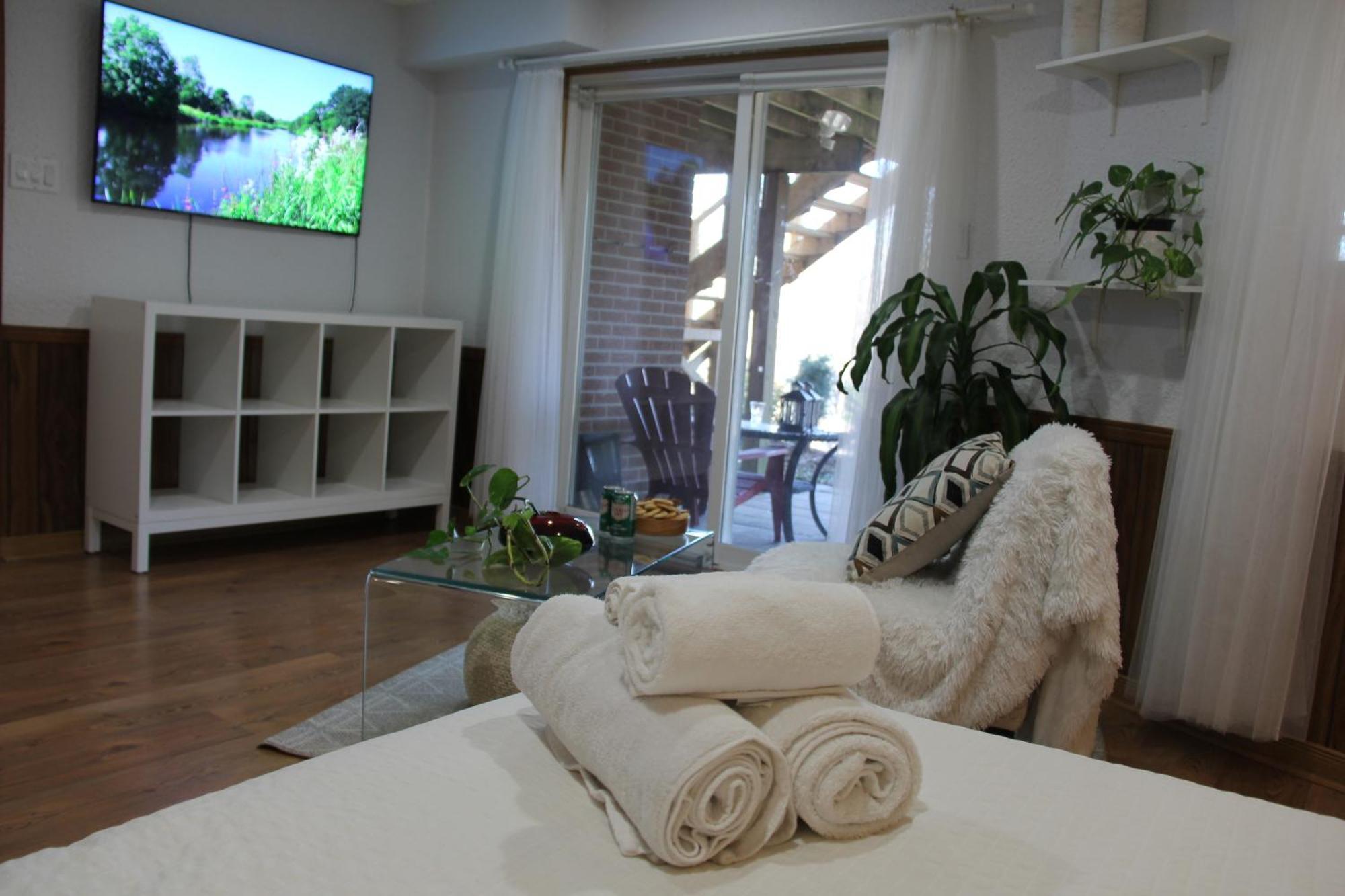 Apartment Serene Don River Nature Retreat- 2br Apartment, Private Patio, Free Breakfast & Parking Toronto