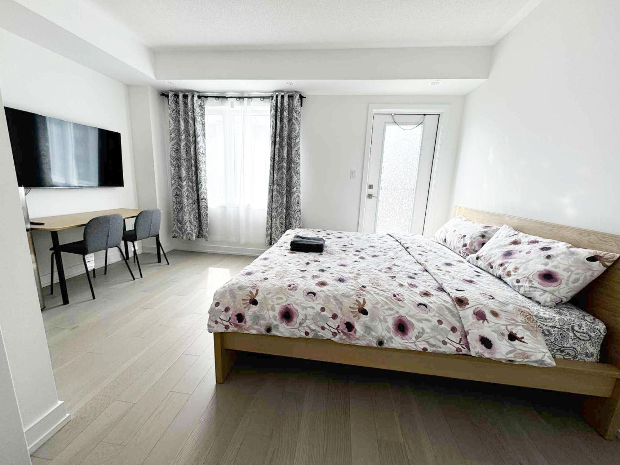 Modern Private Private Bathroom With King Bed With Tv And Balcony Midtown Downtown * Toronto