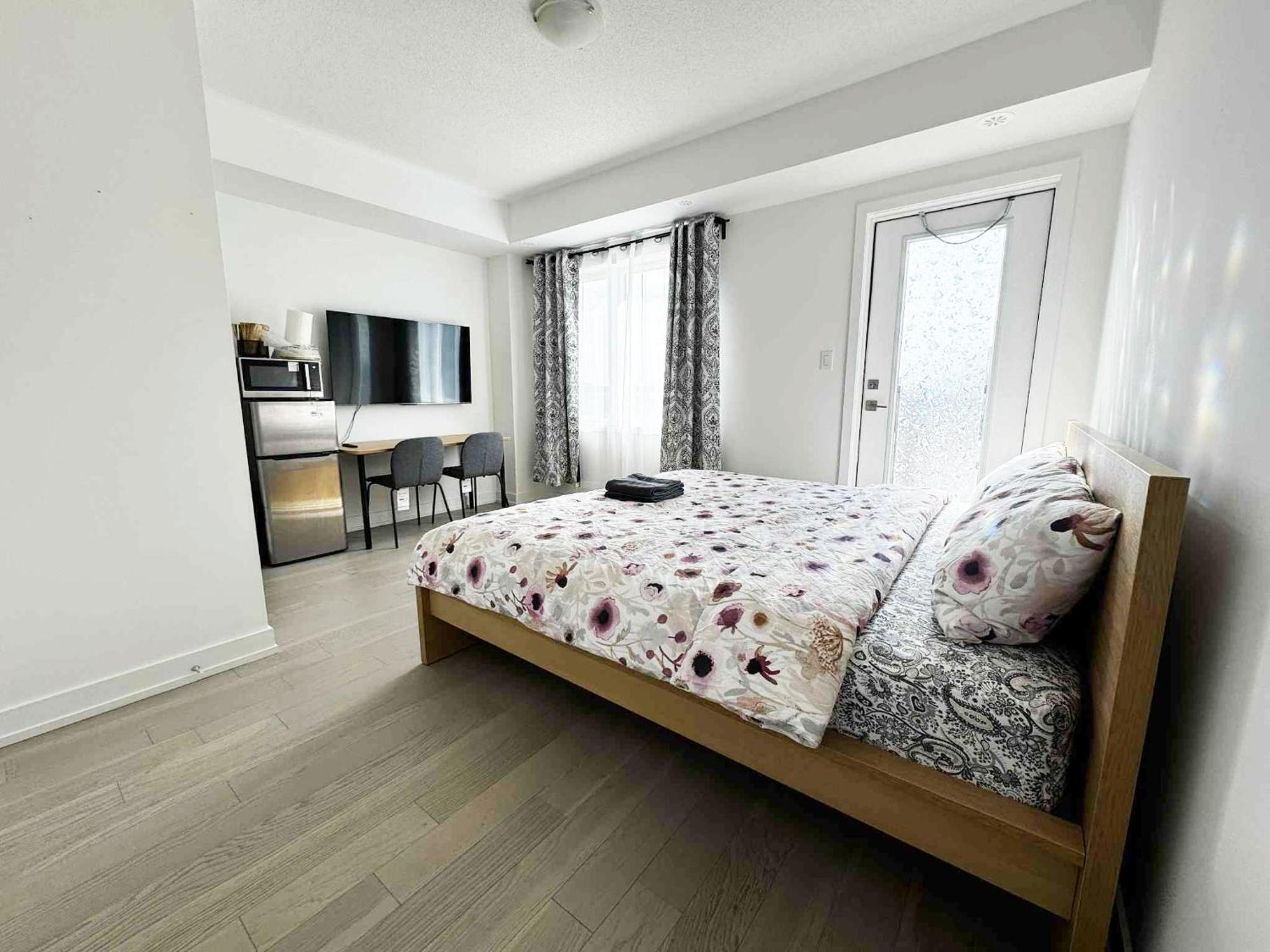 Homestay Modern Private Private Bathroom With King Bed With Tv And Balcony Midtown Downtown