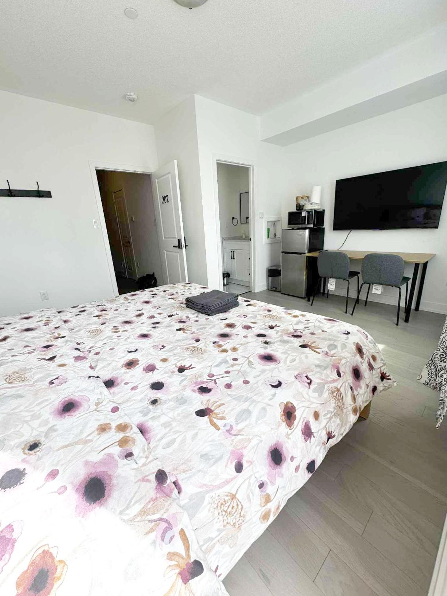 Homestay Modern Private Private Bathroom With King Bed With Tv And Balcony Midtown Downtown Toronto
