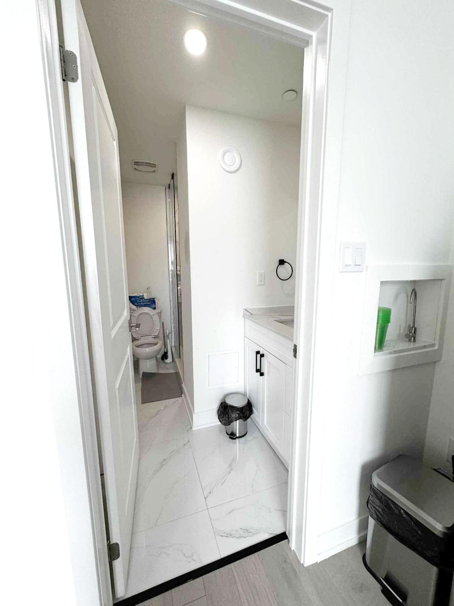 Modern Private Private Bathroom With King Bed With Tv And Balcony Midtown Downtown Homestay