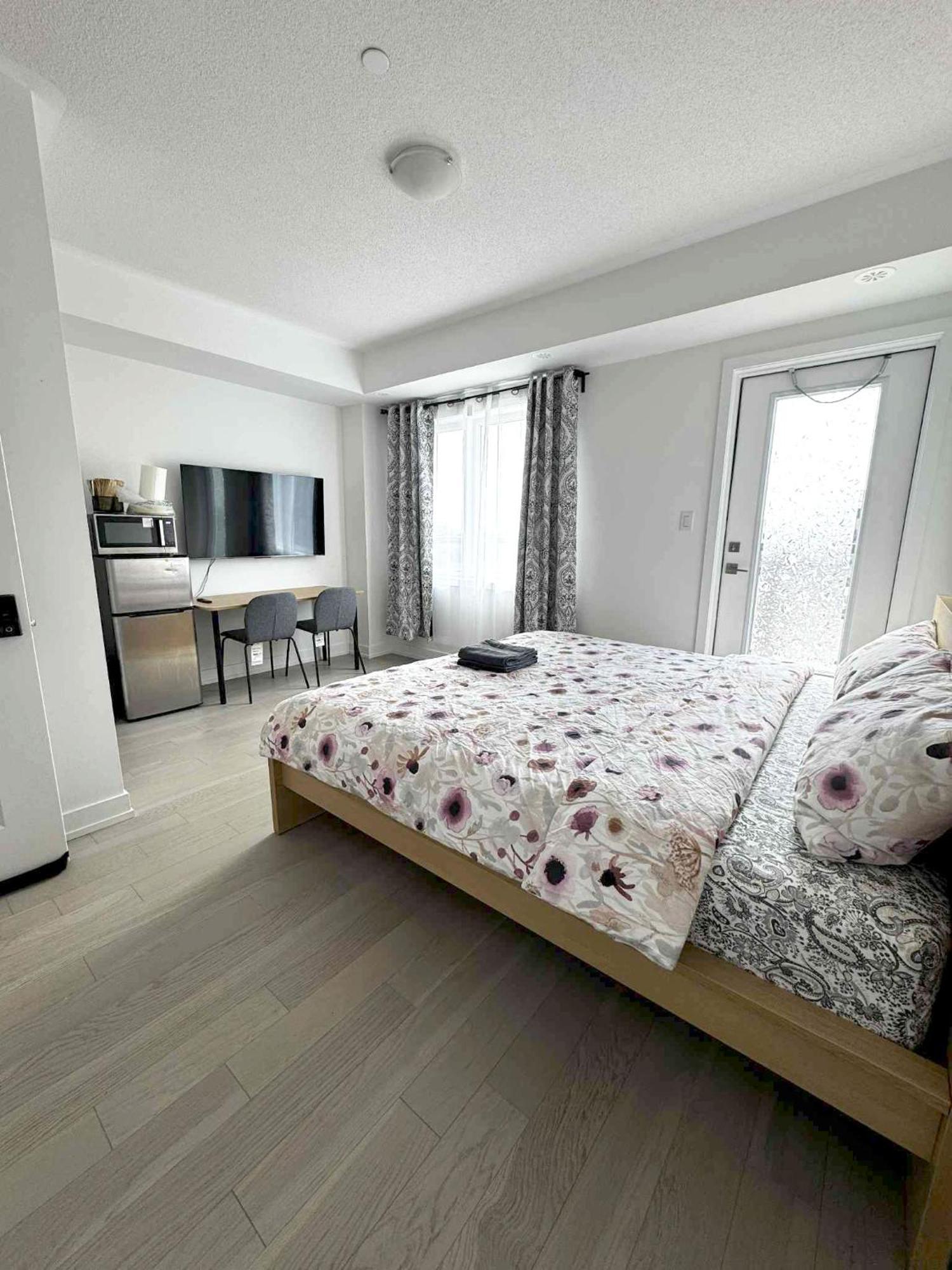 Homestay Modern Private Private Bathroom With King Bed With Tv And Balcony Midtown Downtown Toronto