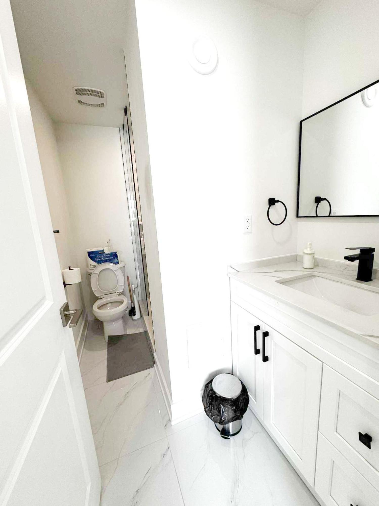 Modern Private Private Bathroom With King Bed With Tv And Balcony Midtown Downtown *