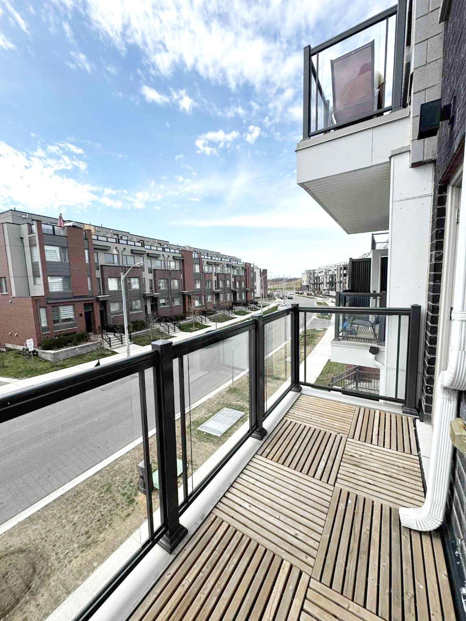 Modern Private Private Bathroom With King Bed With Tv And Balcony Midtown Downtown * Toronto