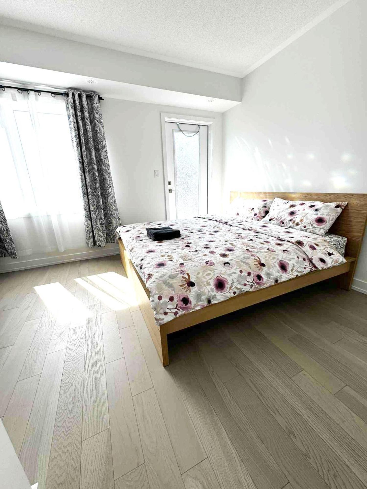 Homestay Modern Private Private Bathroom With King Bed With Tv And Balcony Midtown Downtown *