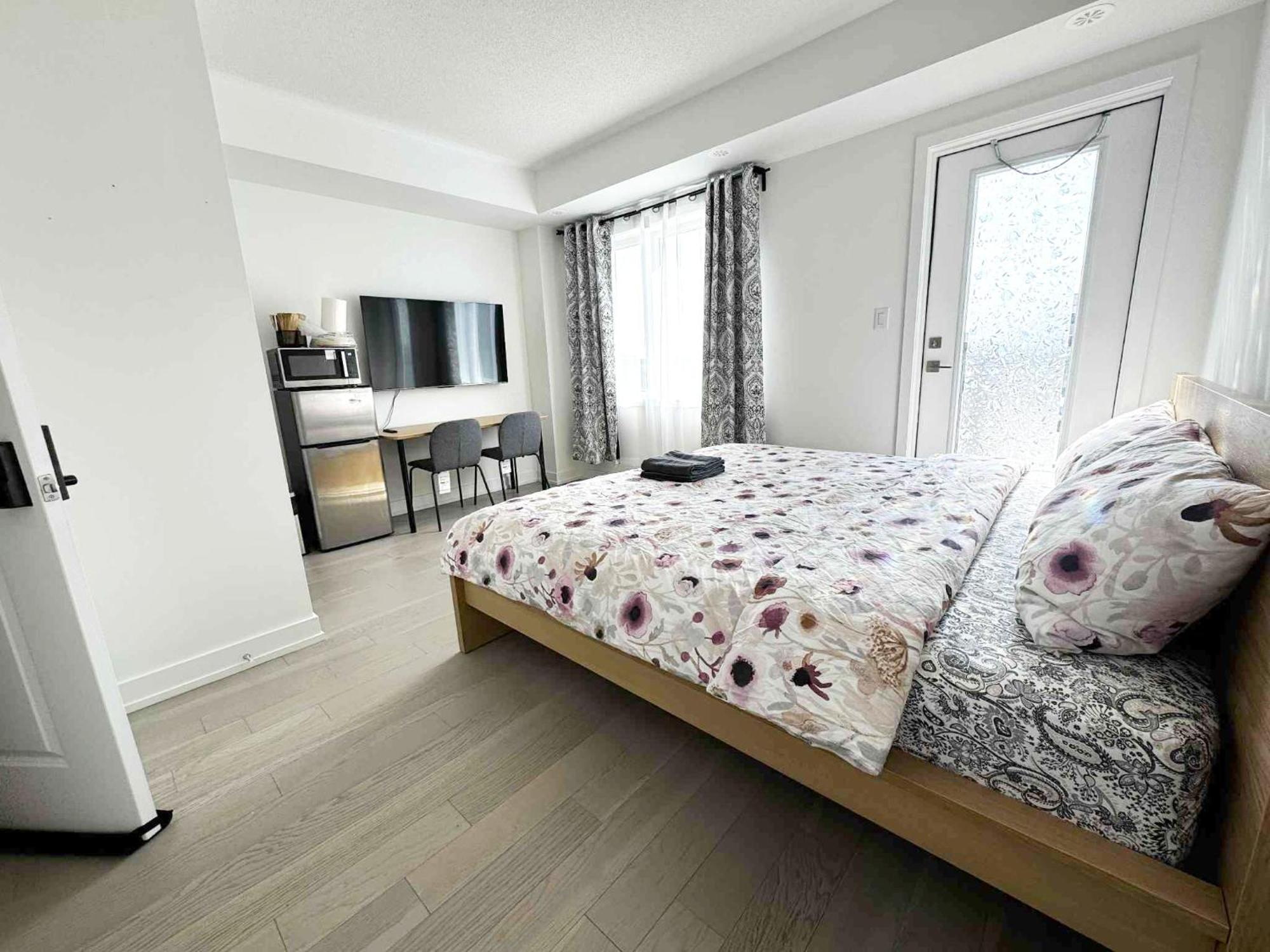 Modern Private Private Bathroom With King Bed With Tv And Balcony Midtown Downtown Homestay Toronto