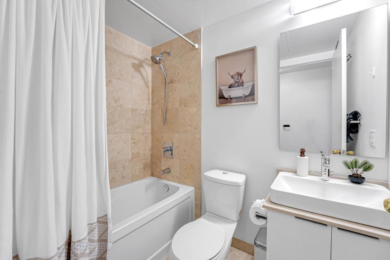 Ferienhaus Cozy Unit Near Scotiabank Arena, Mtcc & Rogers Centre Toronto