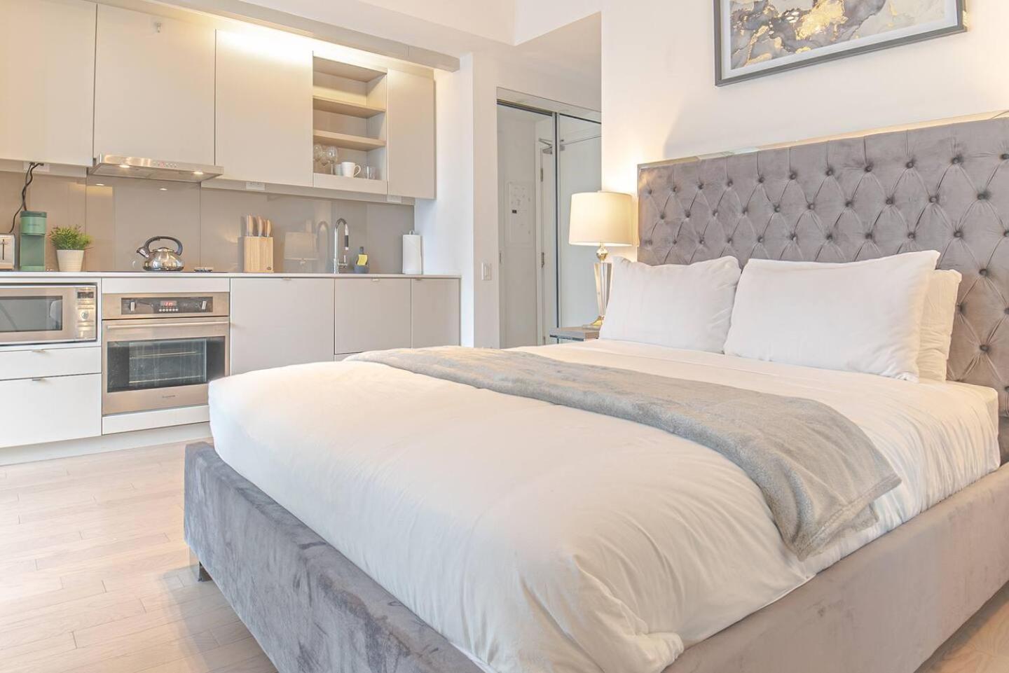 Apartment Luxe - Location Score 10 - Steps To Rogers Centre, Cn Tower, Eaton Centre, Convention, Scotia Bank Arena *