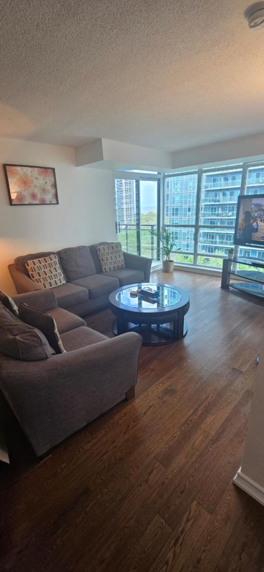 Lovely Near Ontario Apartment
