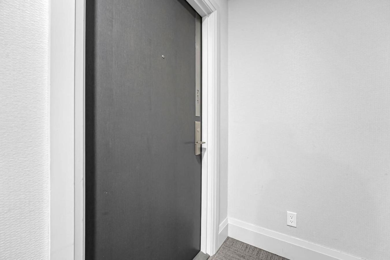 Cozy Condo Near Restaurant Ttc *