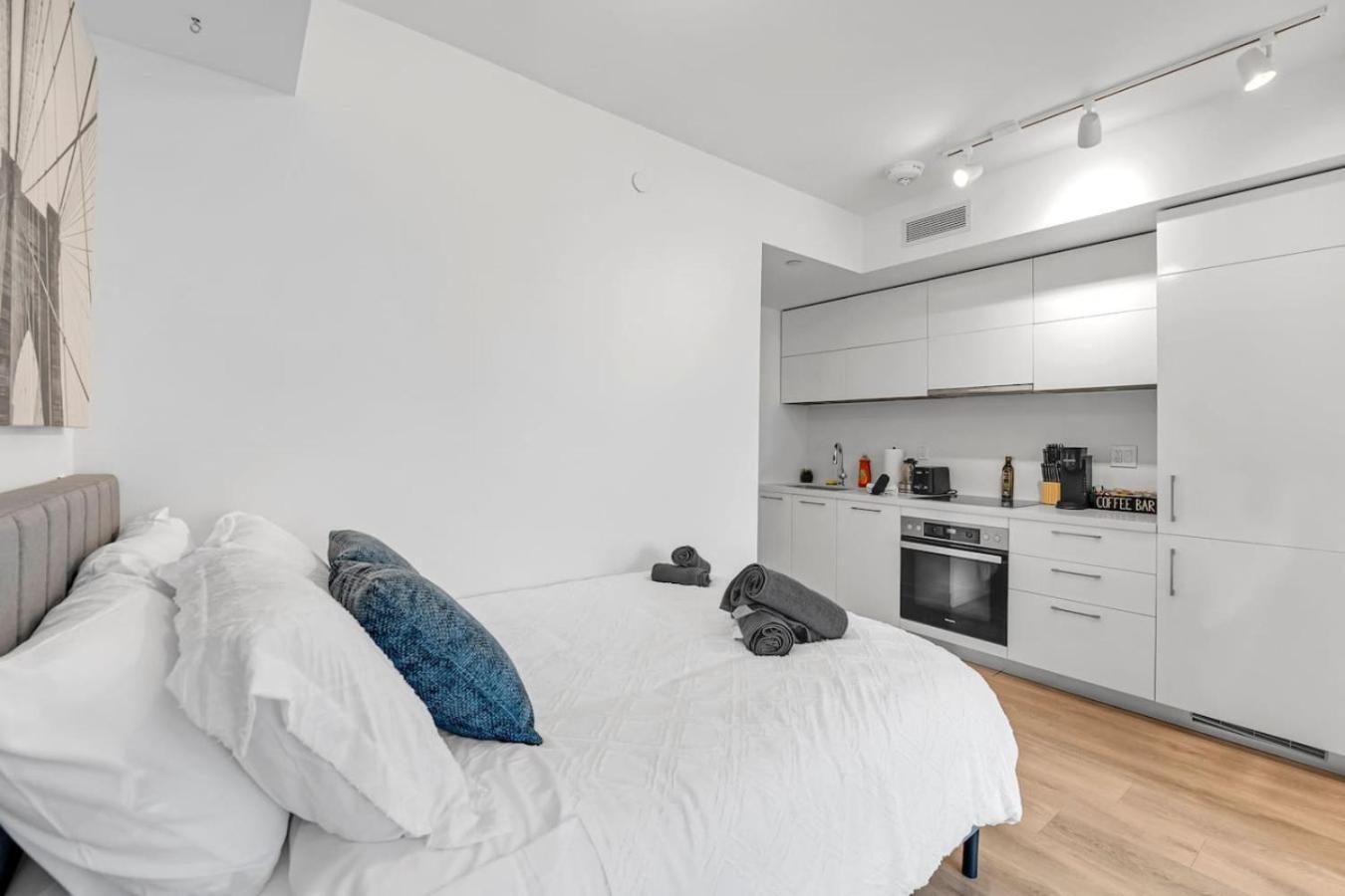 Cozy Condo Near Restaurant Ttc Apartment *