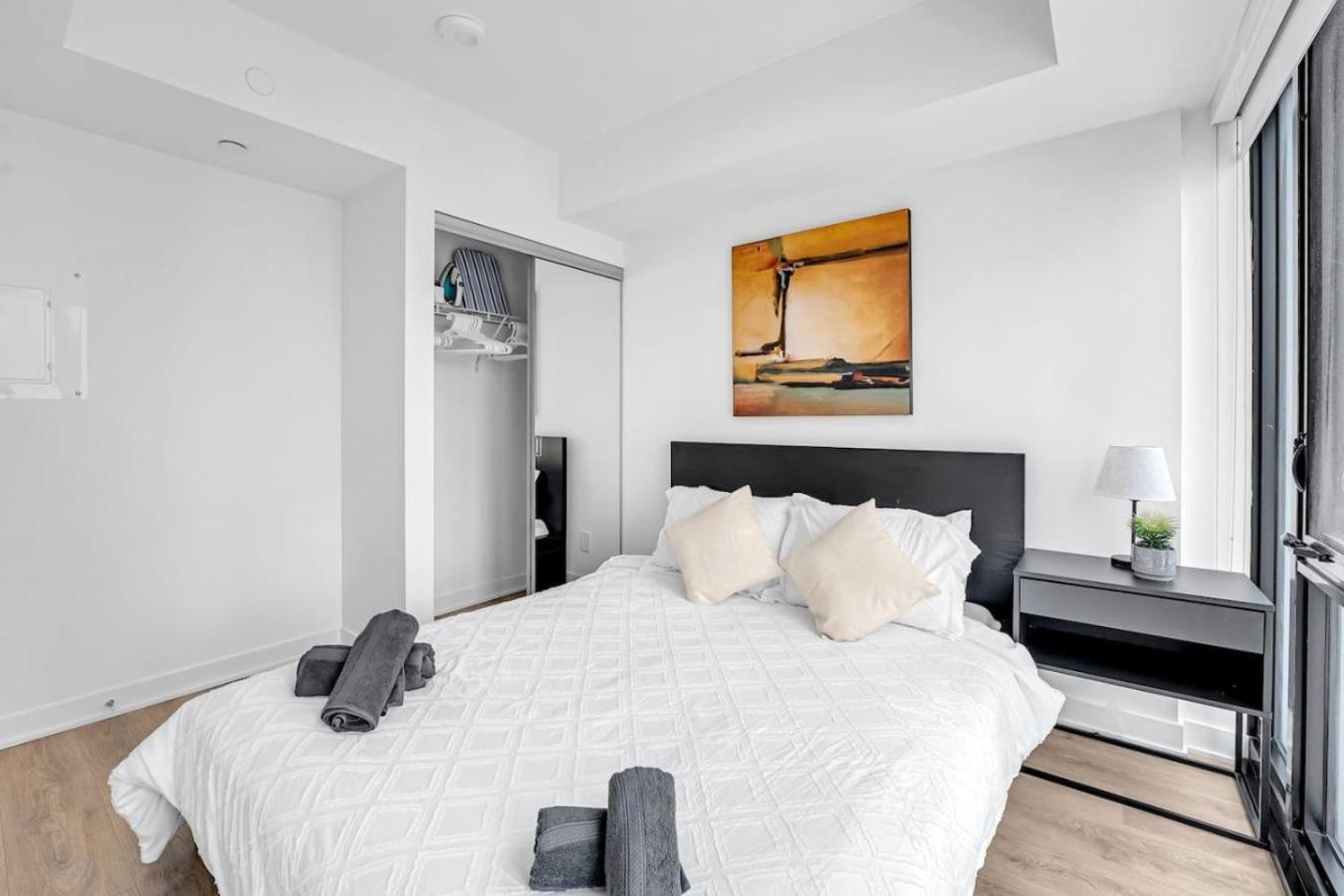 Cozy Condo Near Restaurant Ttc * Toronto