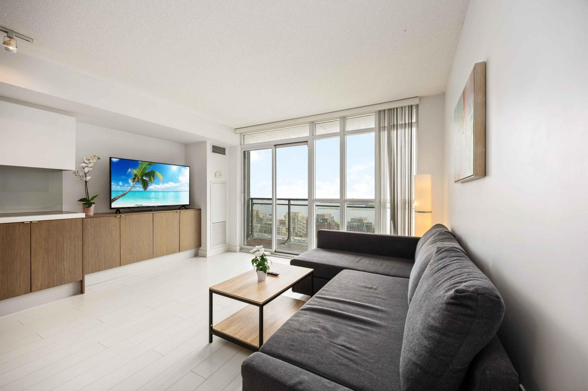 Deluxe Views And Parking Apartment *