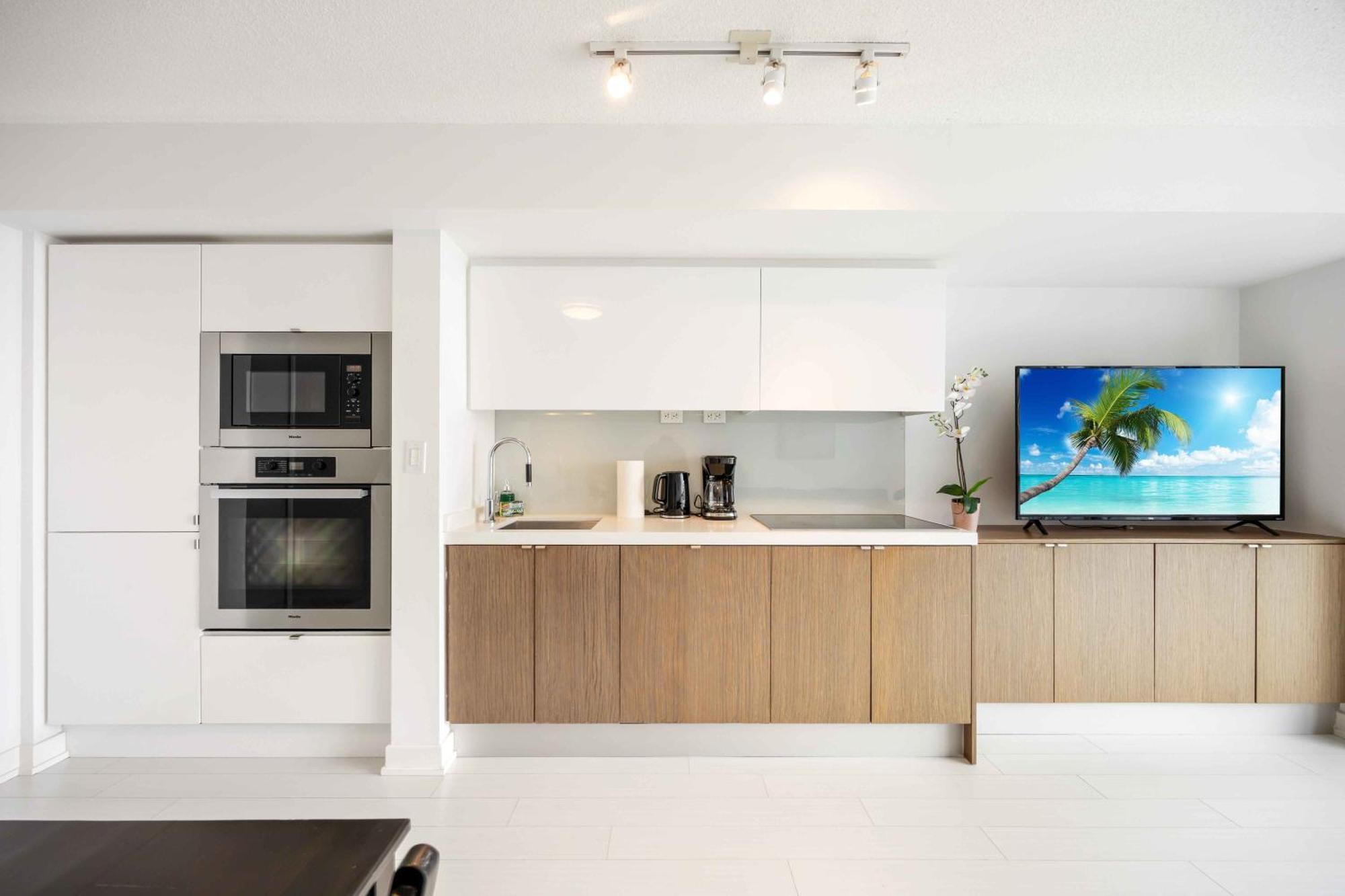 Deluxe Views And Parking Apartment Toronto