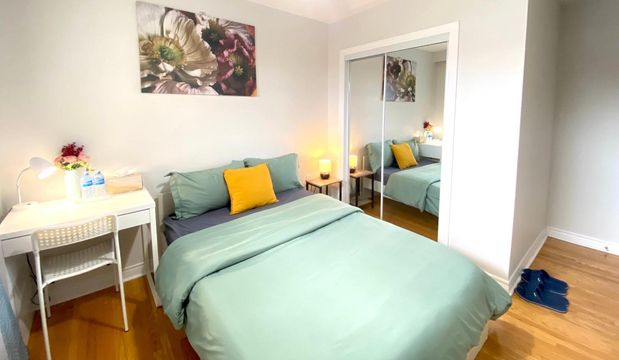 Sunny House - Main Floor, Free Parking, In Guest house *