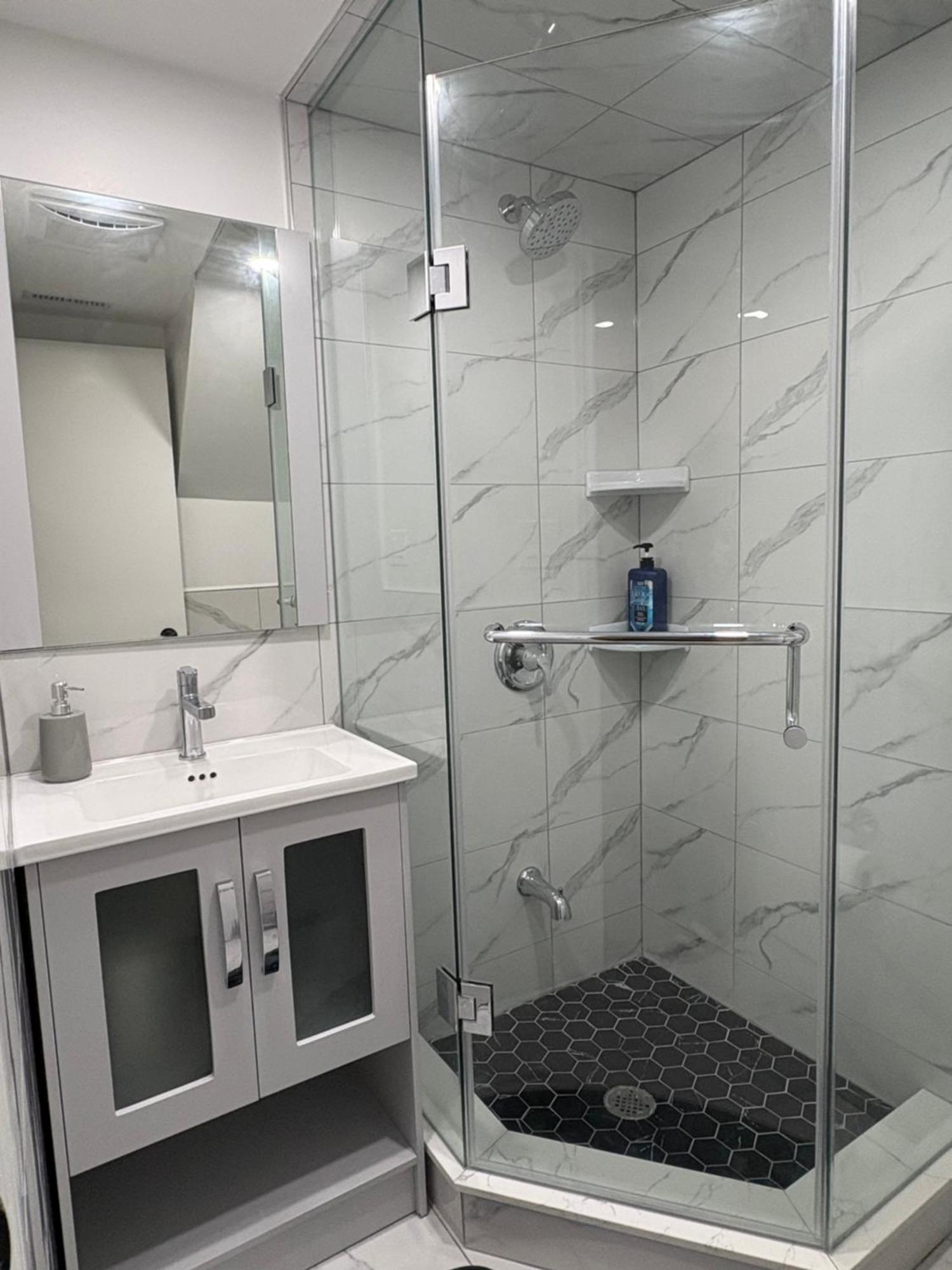 House - Near Rogers Stadium Homestay Toronto