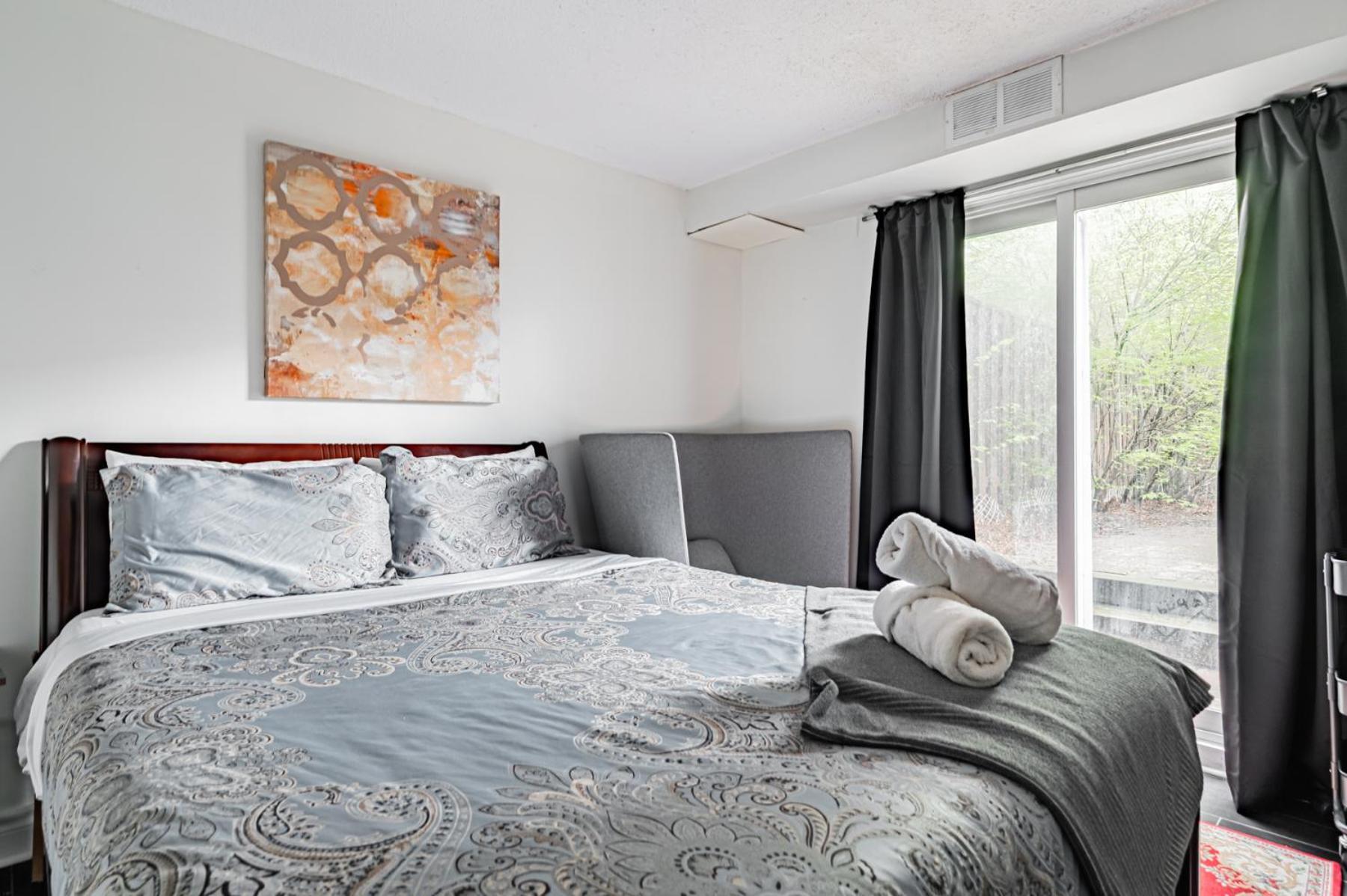 Parking! 5br House! 10min Walk To Eaton Center! 7min Walk To Yongedundas Subway Station! Villa