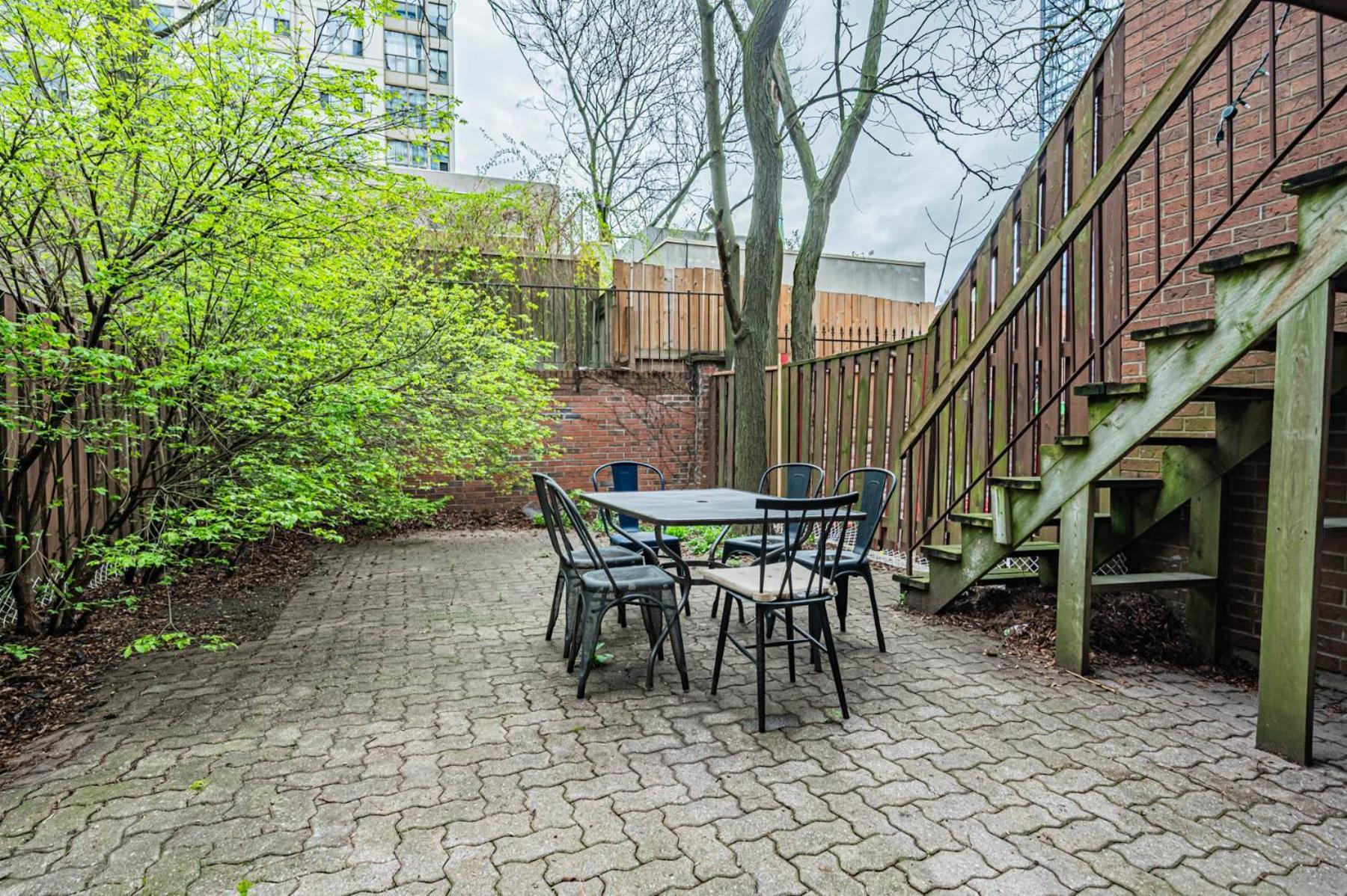 Villa Parking! 5br House! 10min Walk To Eaton Center! 7min Walk To Yongedundas Subway Station!