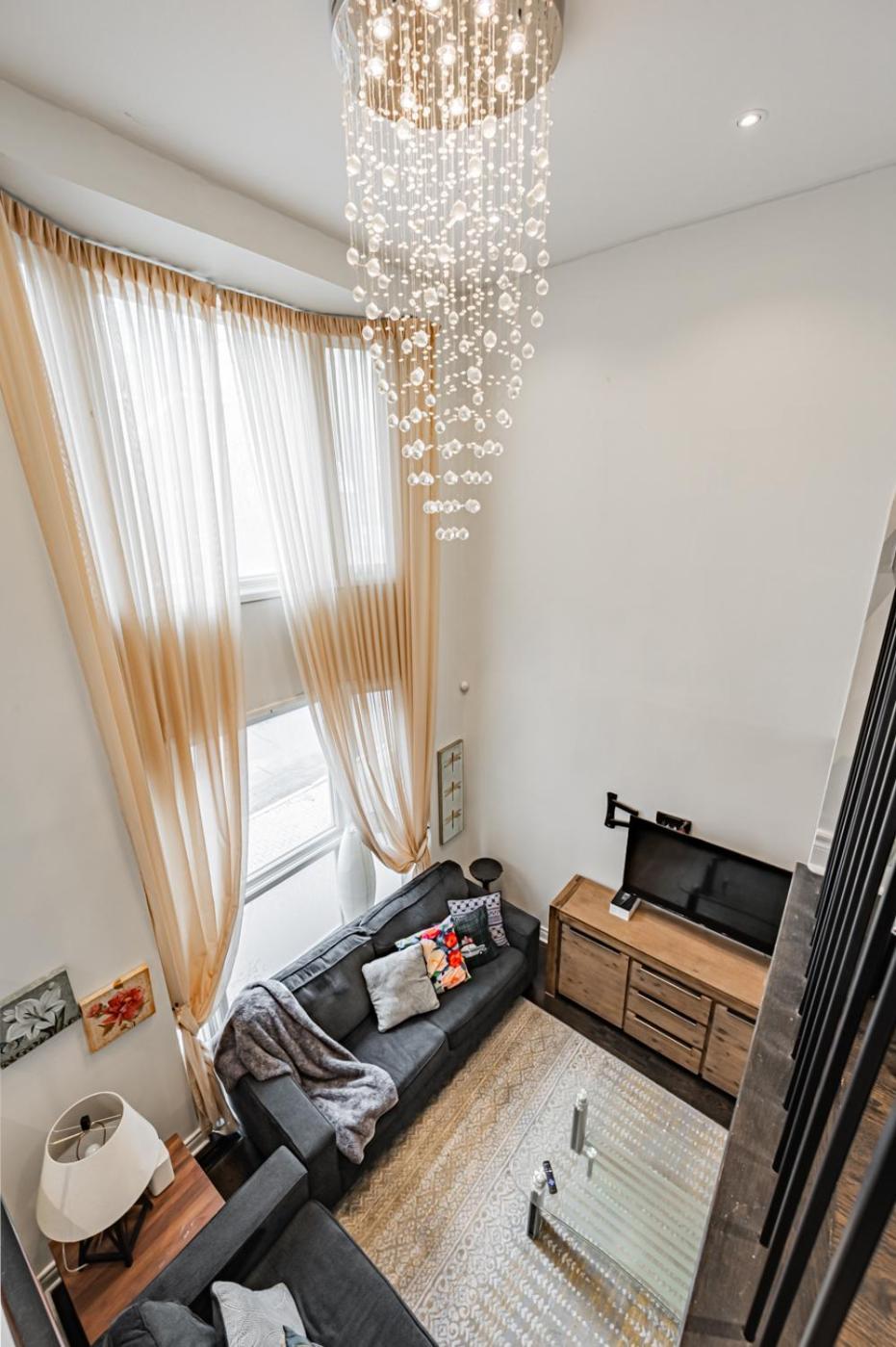 Parking! 5br House! 10min Walk To Eaton Center! 7min Walk To Yongedundas Subway Station! Villa Toronto