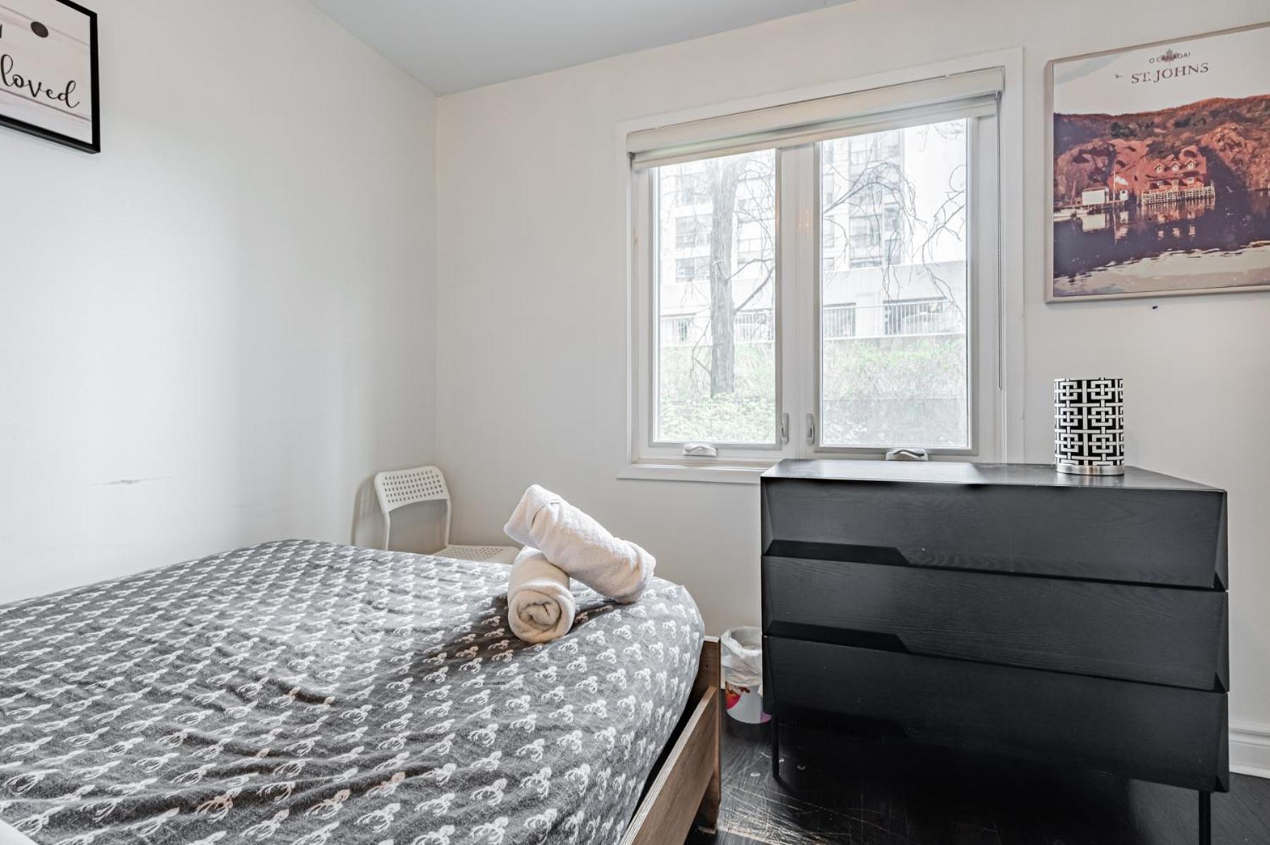 Parking! 5br House! 10min Walk To Eaton Center! 7min Walk To Yongedundas Subway Station! *