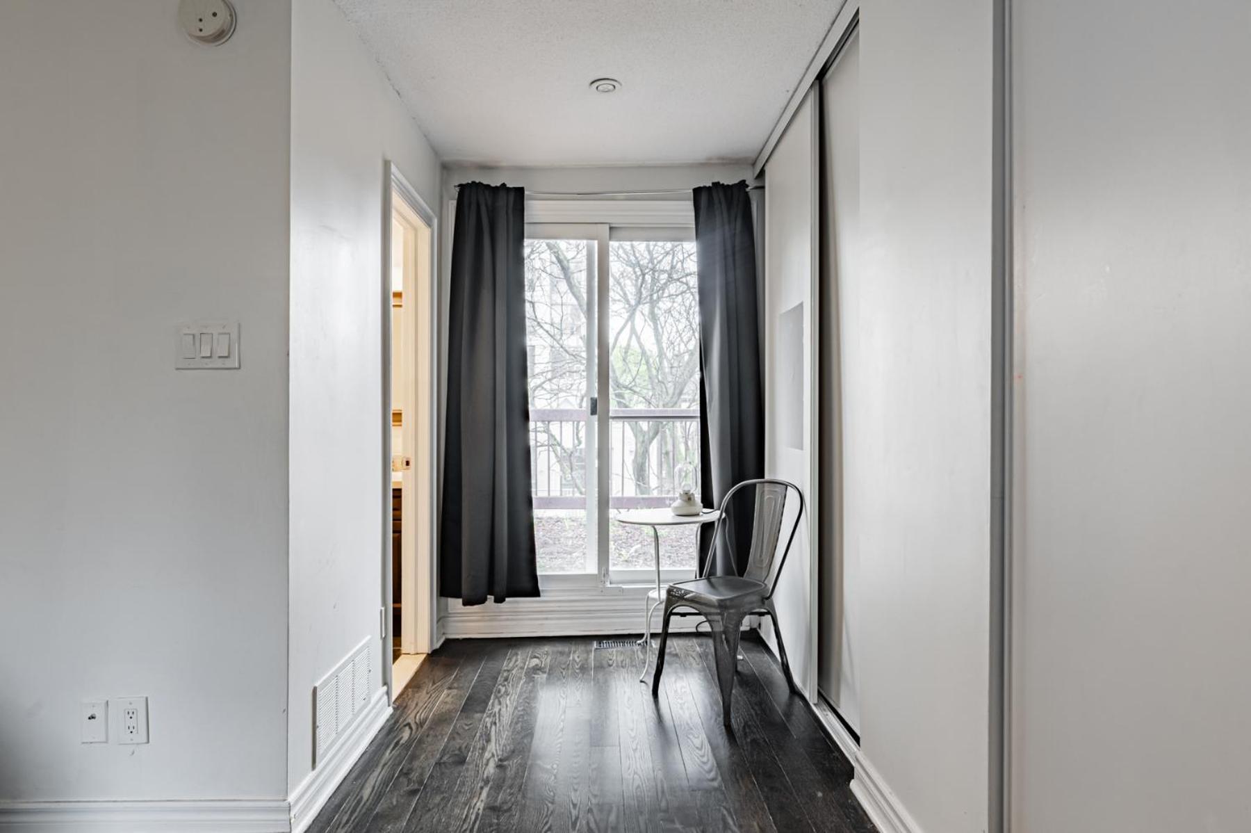 Parking! 5br House! 10min Walk To Eaton Center! 7min Walk To Yongedundas Subway Station! Toronto