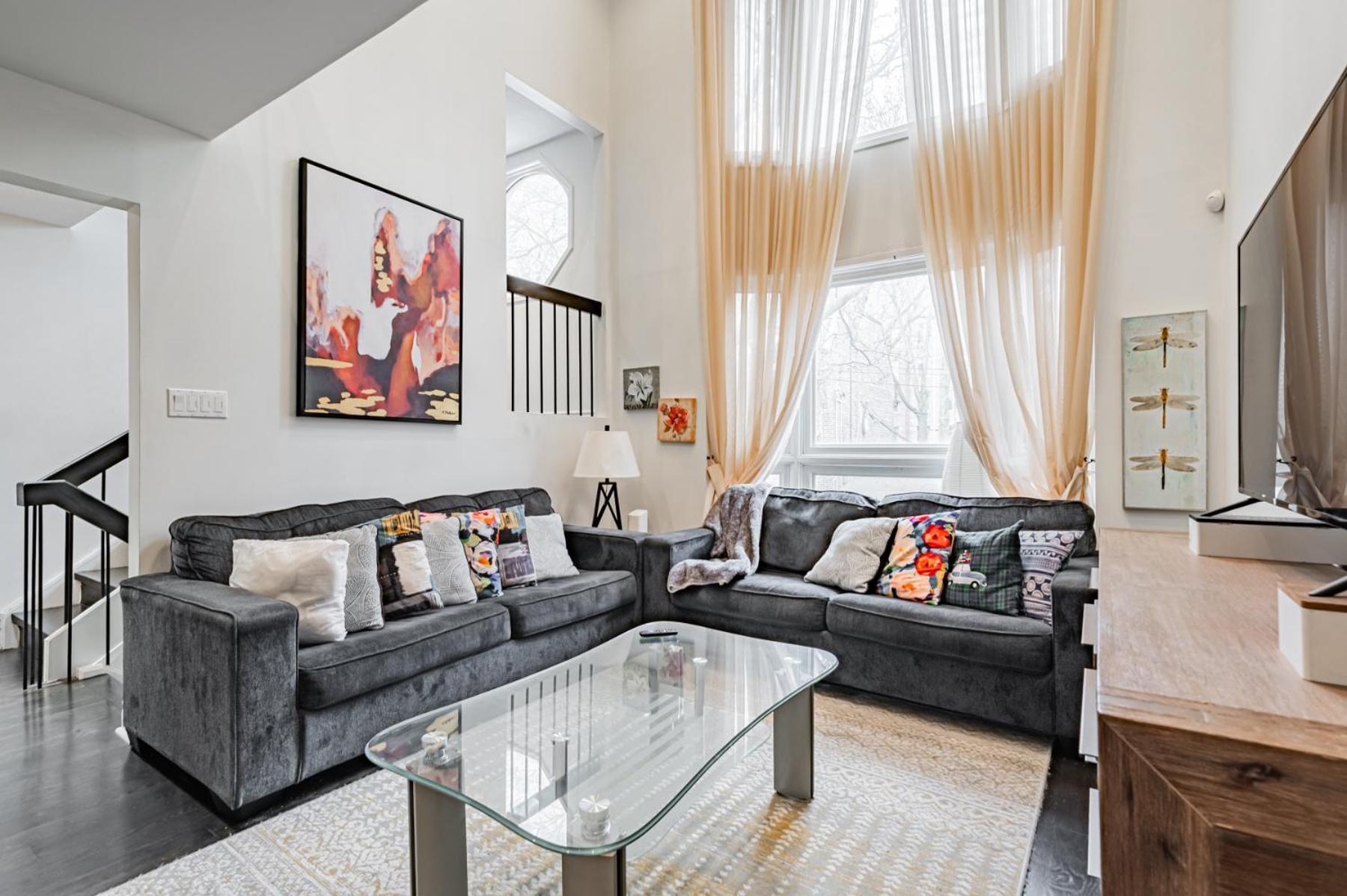 Parking! 5br House! 10min Walk To Eaton Center! 7min Walk To Yongedundas Subway Station! * Toronto