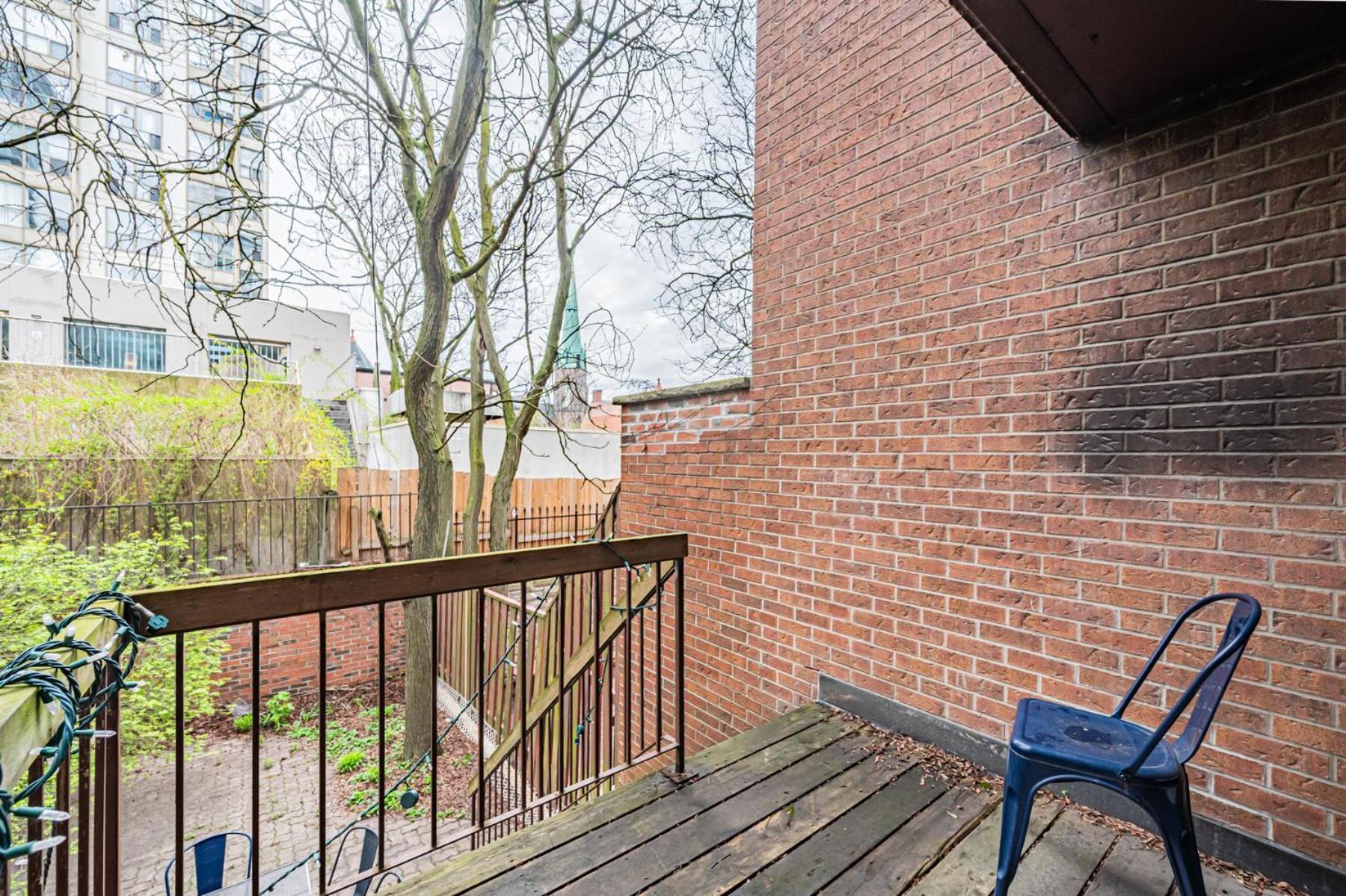 Villa Parking! 5br House! 10min Walk To Eaton Center! 7min Walk To Yongedundas Subway Station!