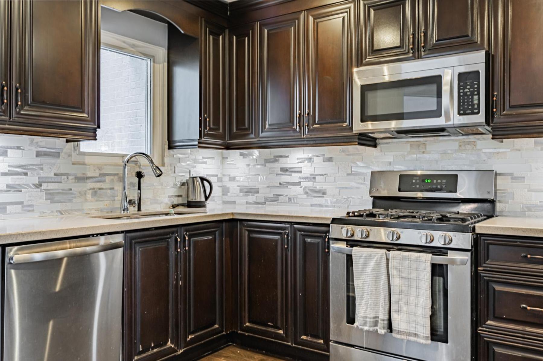 Parking! 5br House! 10min Walk To Eaton Center! 7min Walk To Yongedundas Subway Station!
