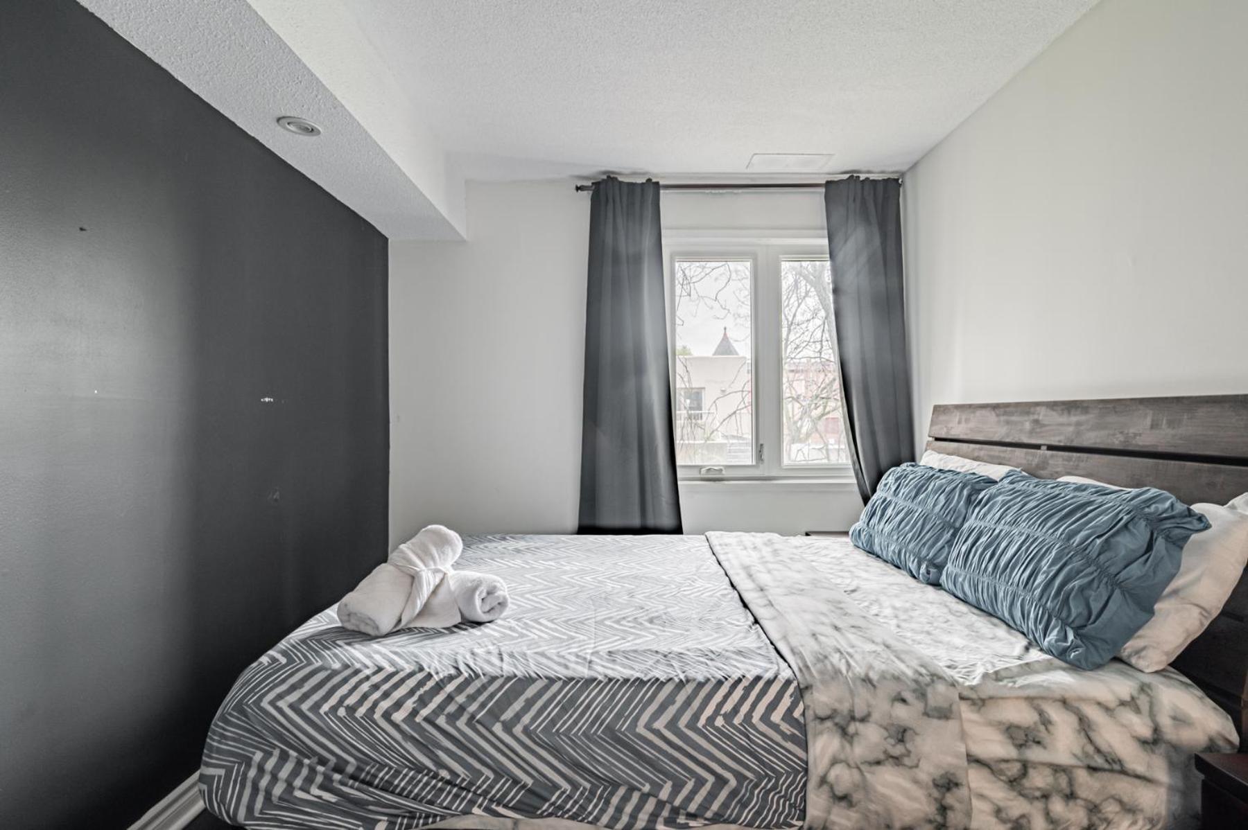 Parking! 5br House! 10min Walk To Eaton Center! 7min Walk To Yongedundas Subway Station! Villa