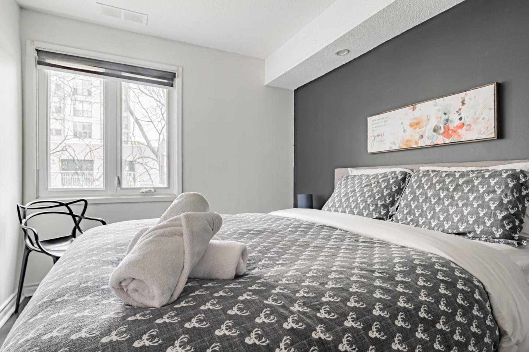 Parking! 5br House! 10min Walk To Eaton Center! 7min Walk To Yongedundas Subway Station! * Toronto