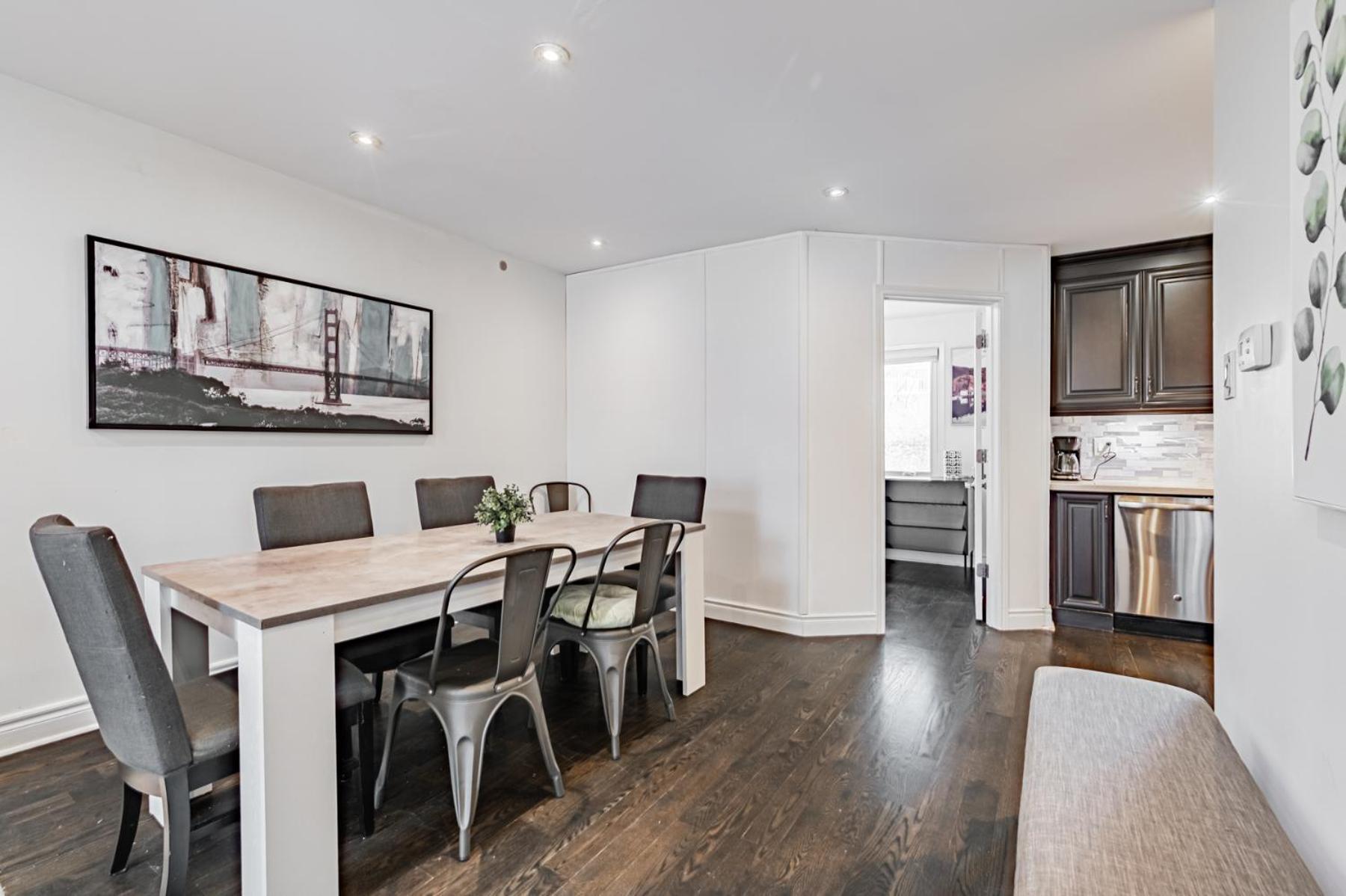 Parking! 5br House! 10min Walk To Eaton Center! 7min Walk To Yongedundas Subway Station! Villa *
