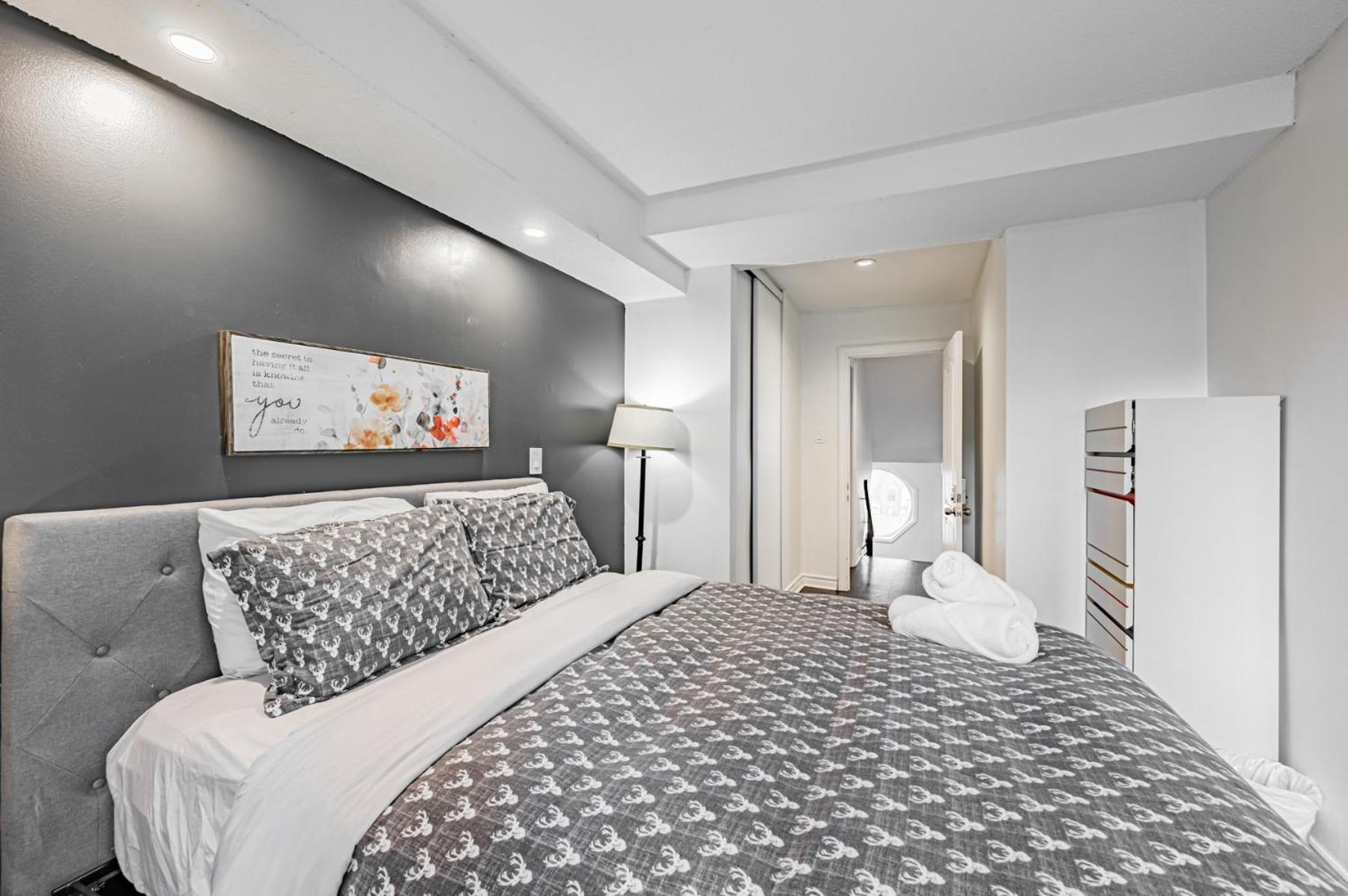 Parking! 5br House! 10min Walk To Eaton Center! 7min Walk To Yongedundas Subway Station! * Toronto